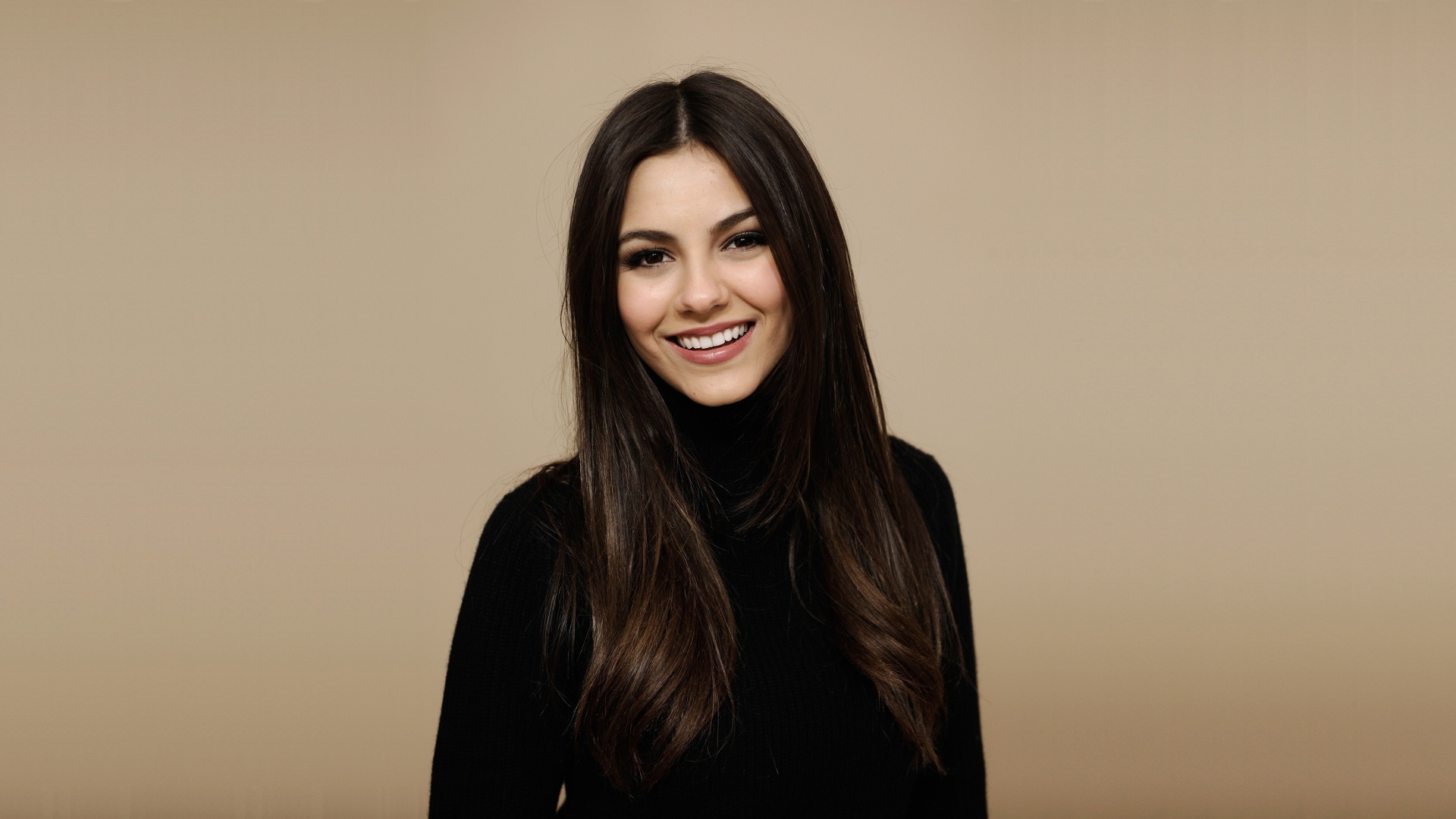 Улыбающаяся красивая актриса Виктория Джастис