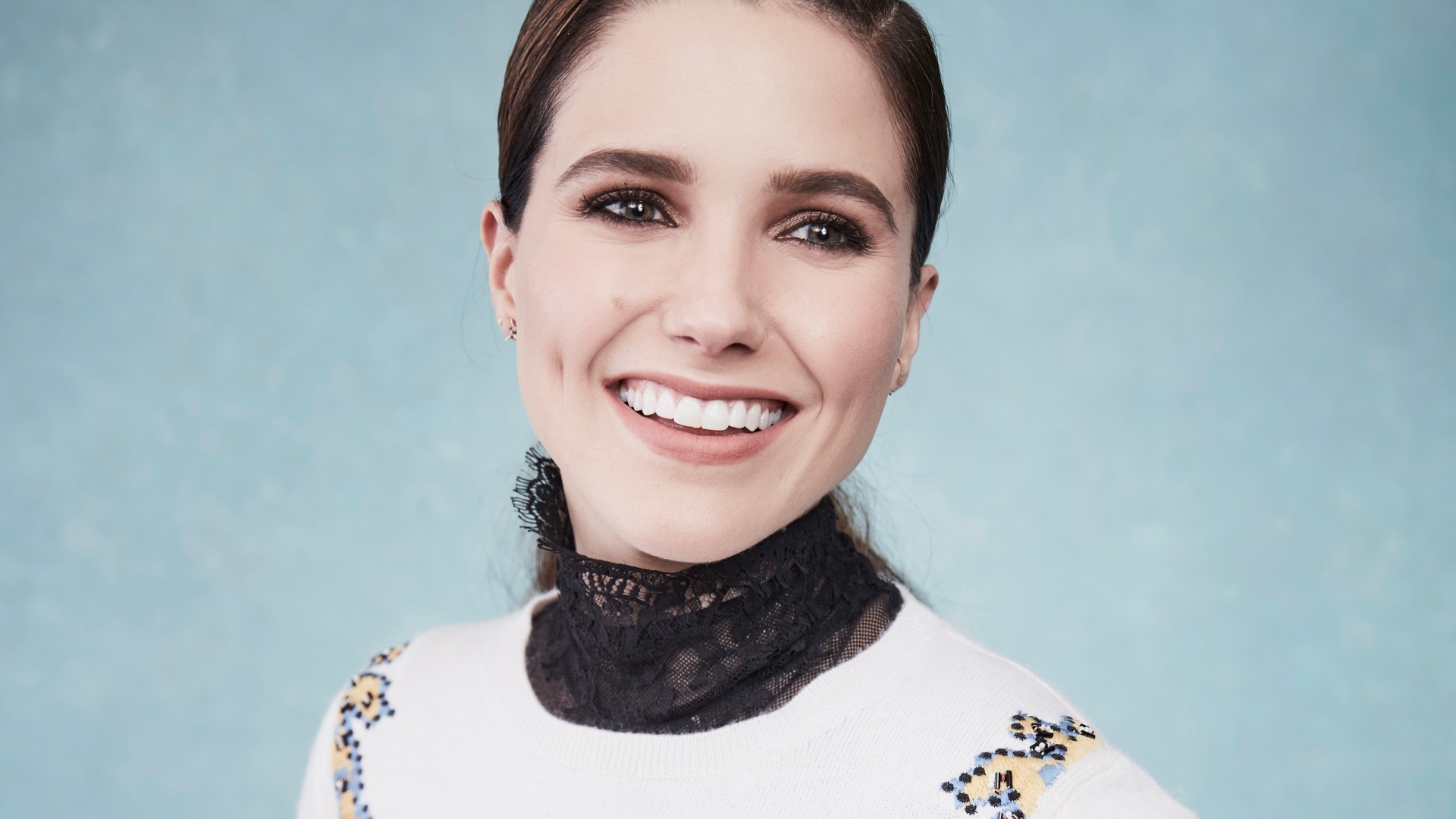 Улыбающаяся девушка актриса София Буш