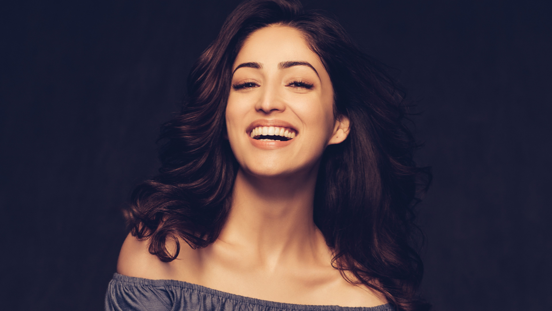 Улыбающаяся индийская актриса Ями Гаутам