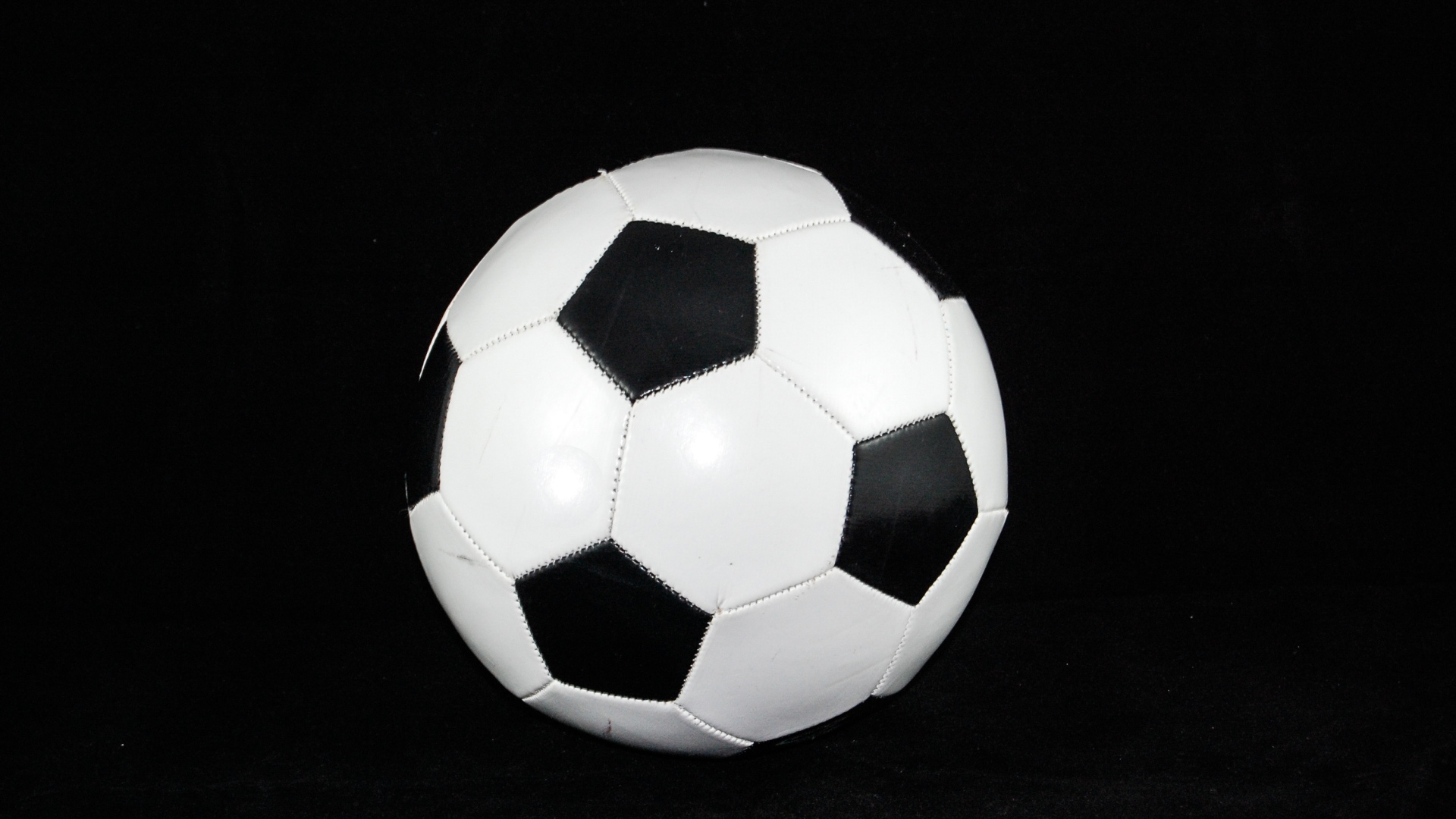 Футбольный мяч на черном фоне