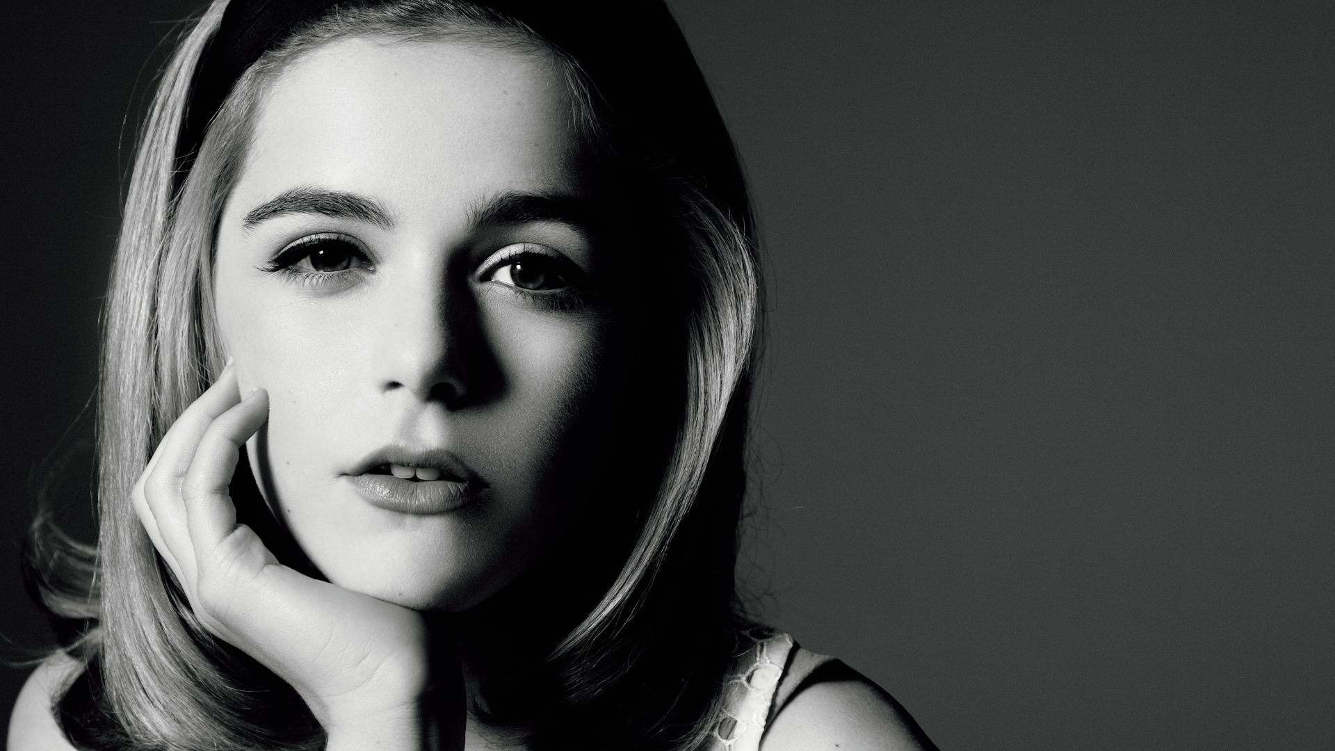 Молодая блондинка актриса Кирнан Шипка, черно-белое фоне 