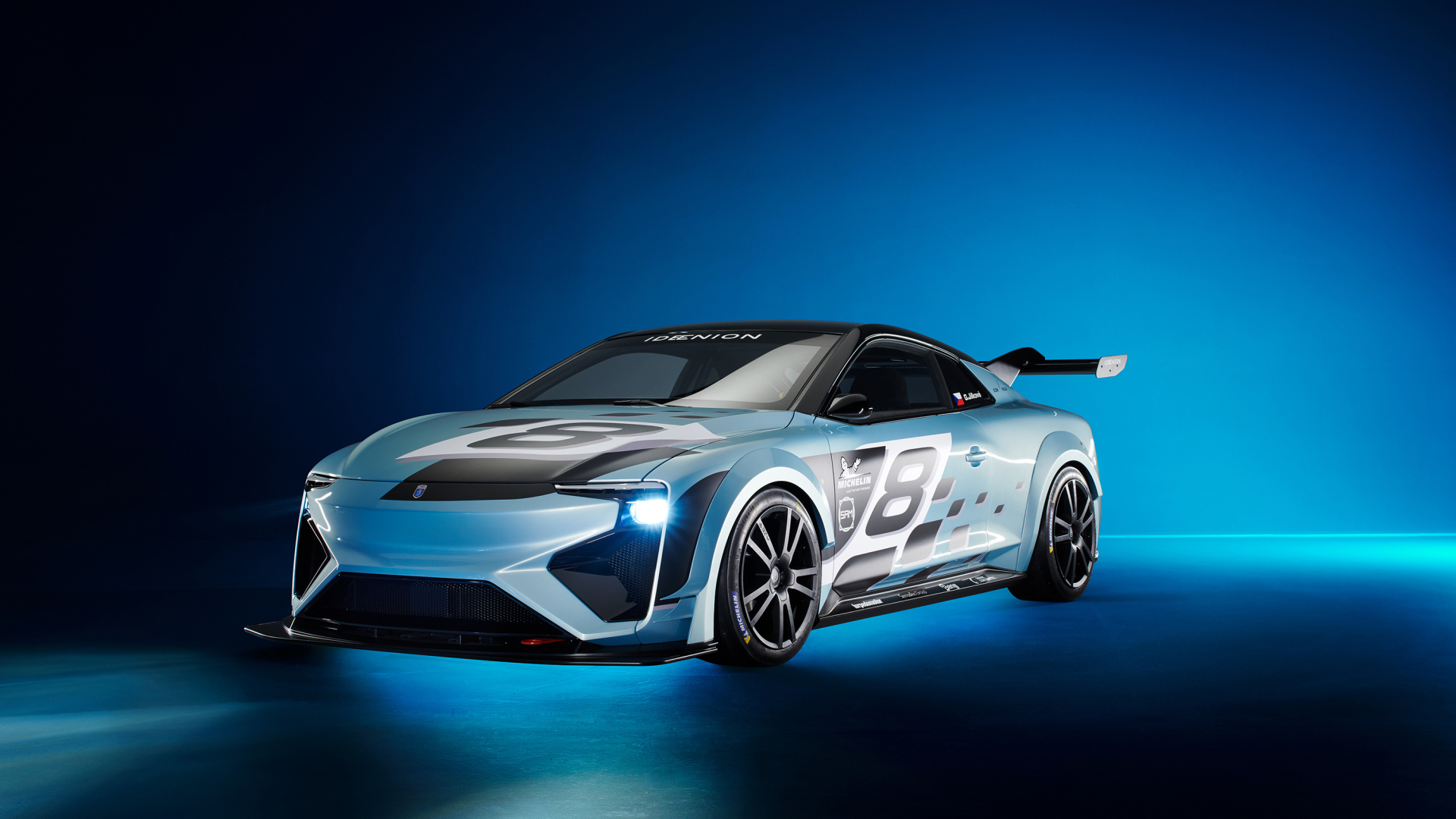 Спортивный автомобиль Gumpert Nathalie Race 2019 года на синем фоне