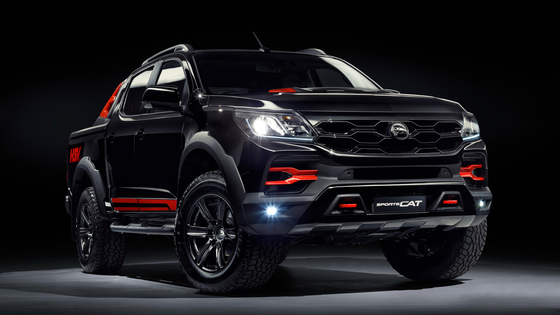 Черный пикап HSV Colorado SportsCat R 2019 года на черном фоне
