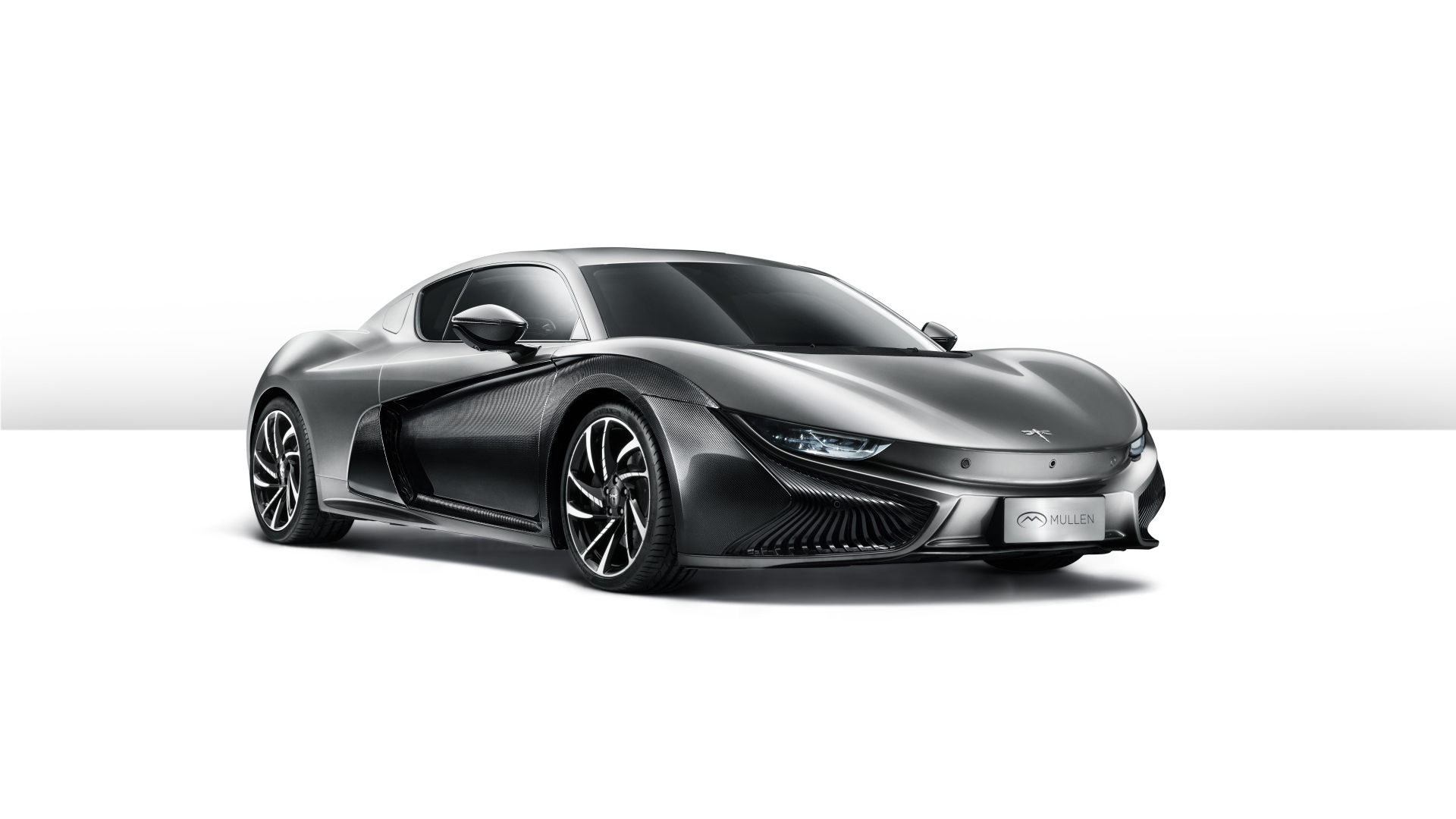 Серебристый электрический автомобиль  Qiantu K50 на белом фоне