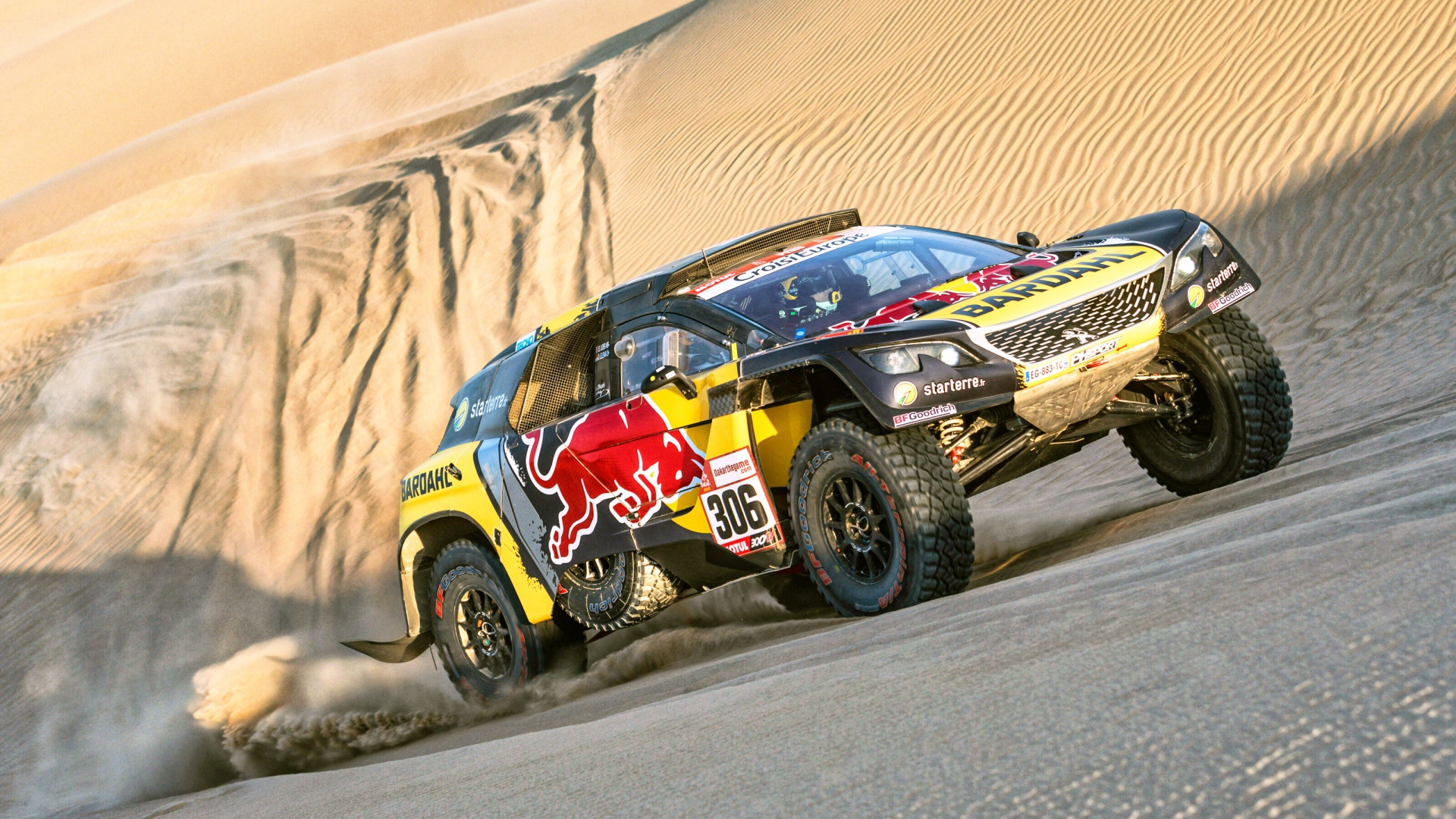 Спортивный автомобиль едет по песку на Ралли