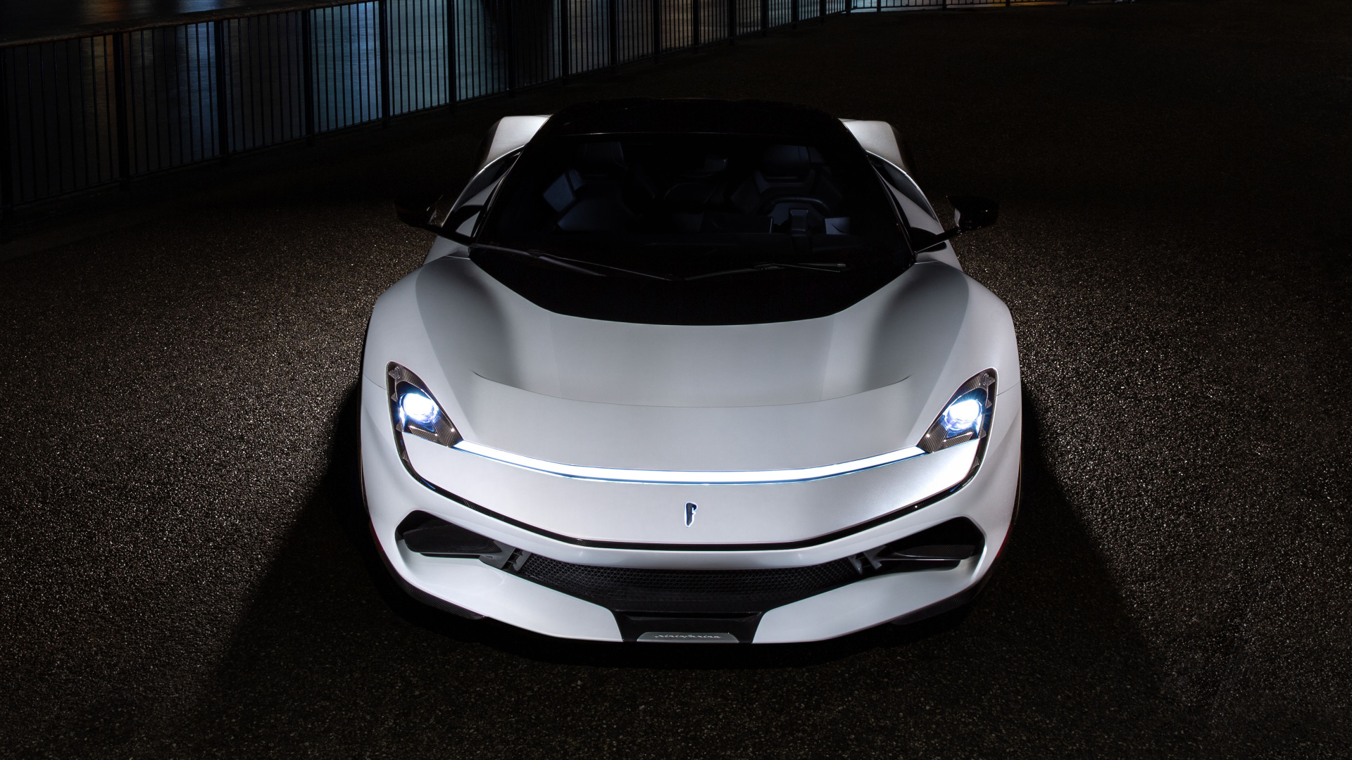 Белый спортивный автомобиль Pininfarina Battista 2019