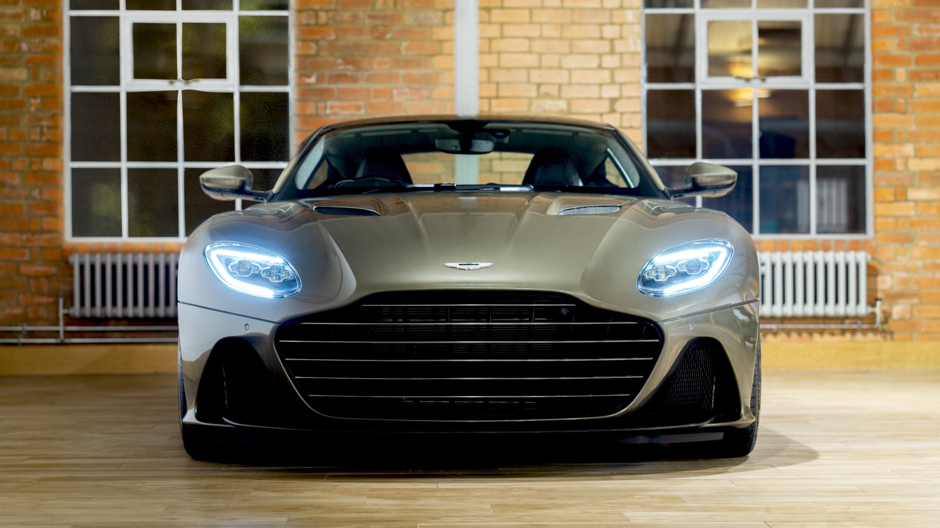 Серебристый автомобиль Aston Martin DBS Superleggera 2019 года