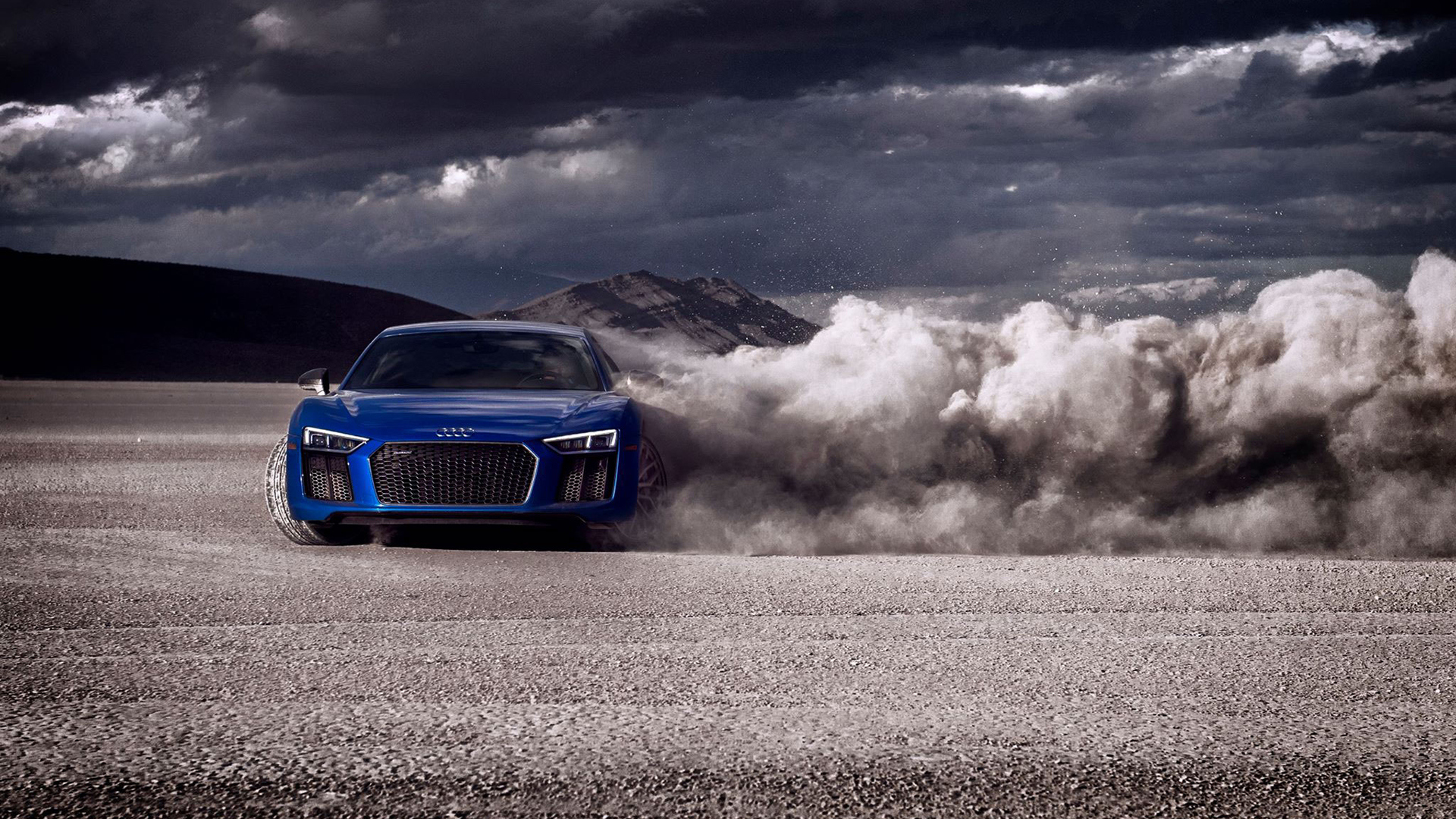 Автомобиль Audi R8 V10 Plus 2019 года дрифтует на песке