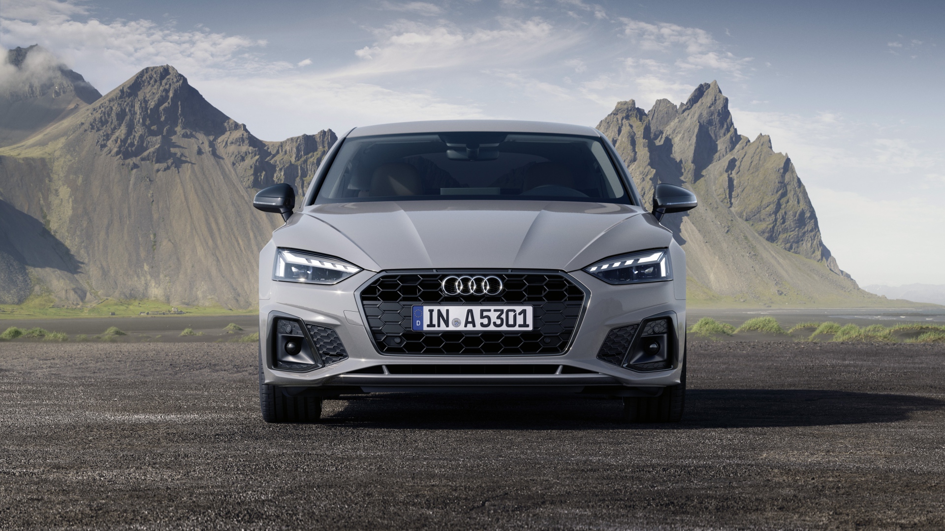 Серебристый Audi A5 Sportback 40 TFSI S Line 2019 года на фоне гор