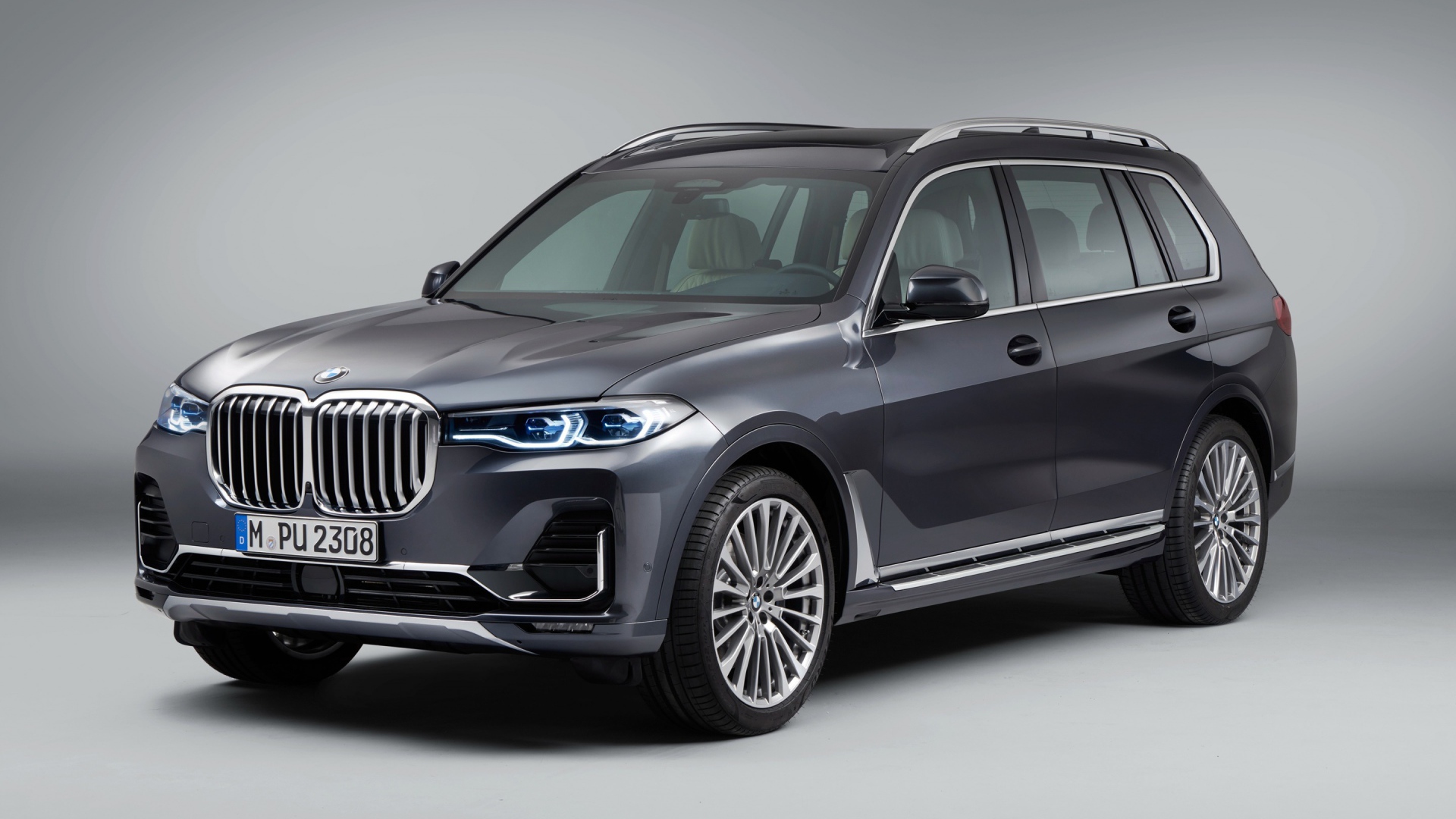 Внедорожник BMW X7, 2018 года на сером фоне