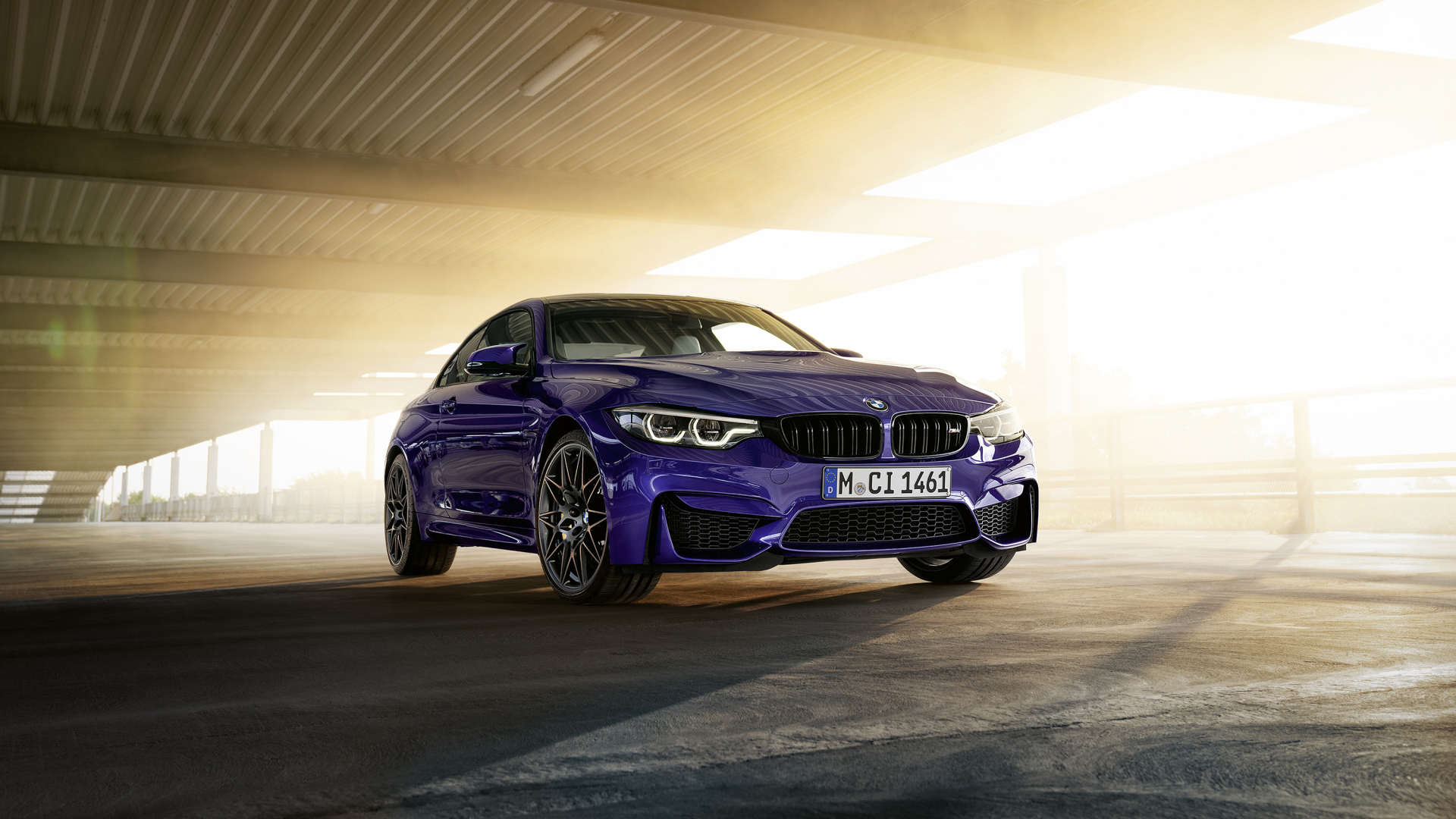 Синий автомобиль BMW M4, 2019 года под мостом
