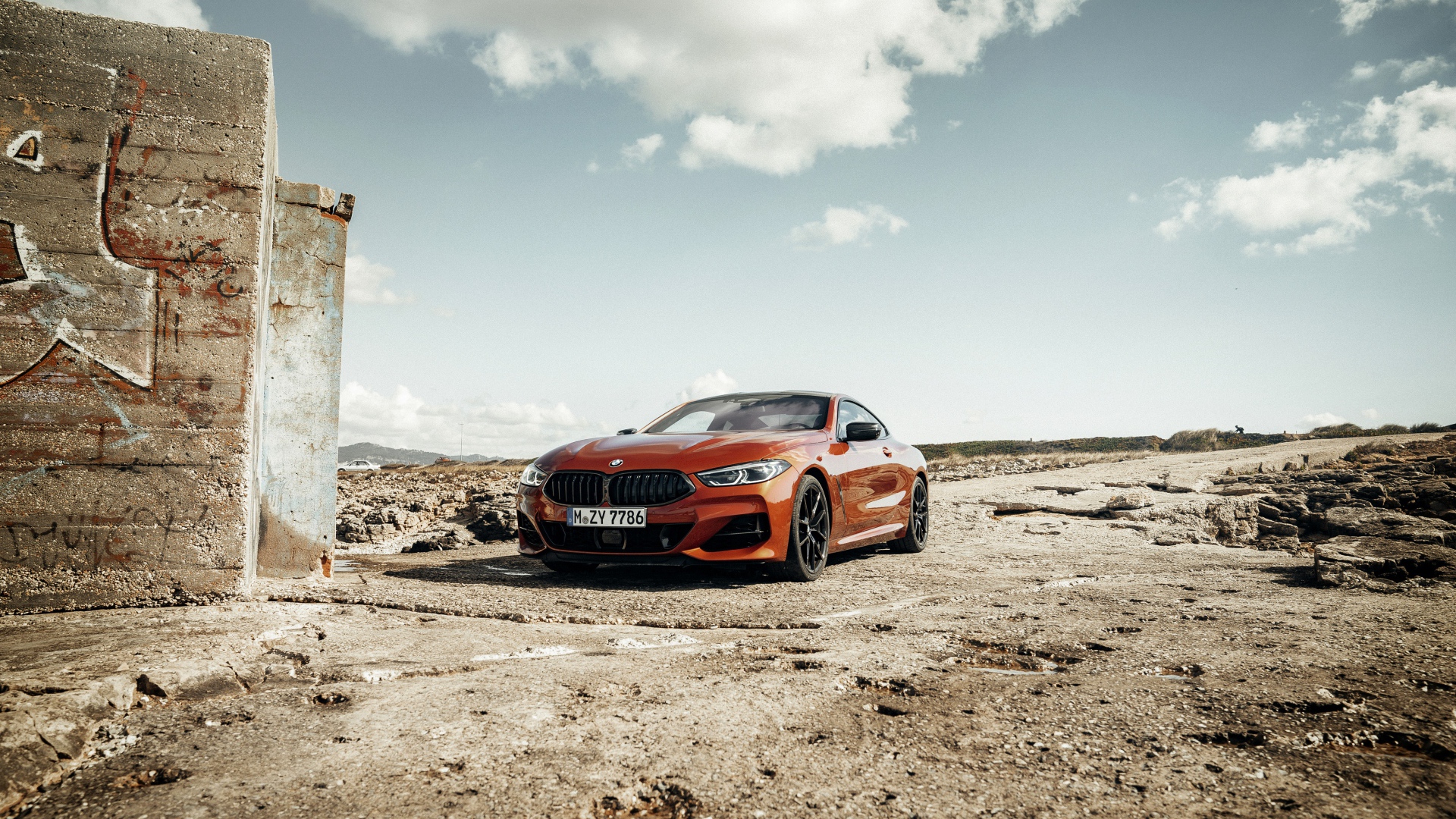 Красный автомобиль BMW 8 под голубым небом