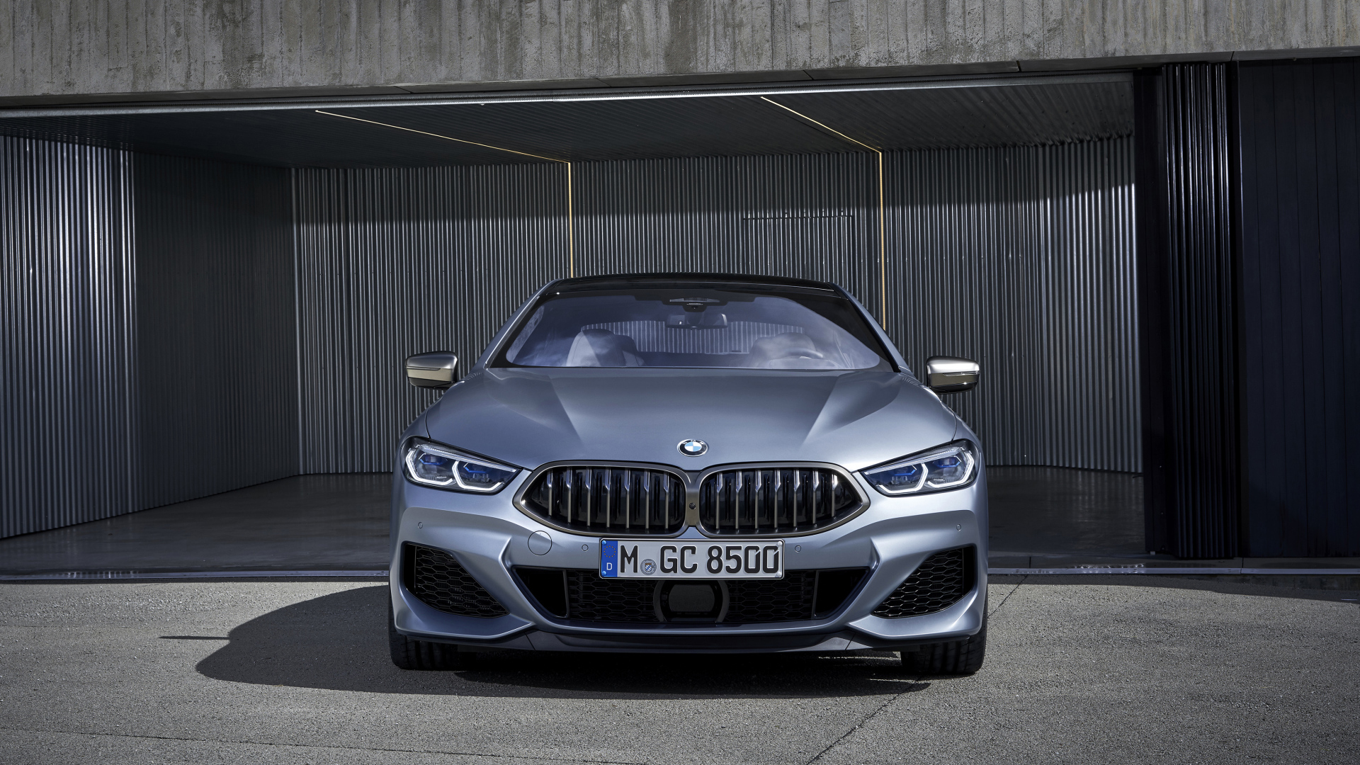 Серебристый автомобиль BMW M850i XDrive, 2019 года в гараже
