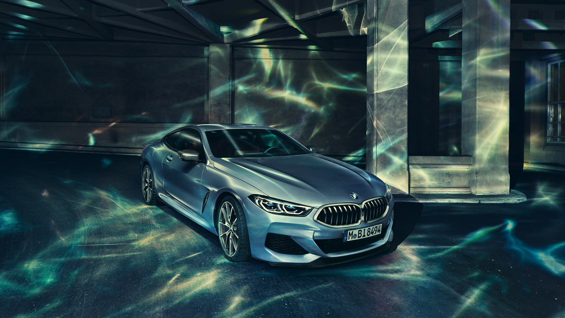 Серебристый автомобиль BMW 8 Series 2019 года 
