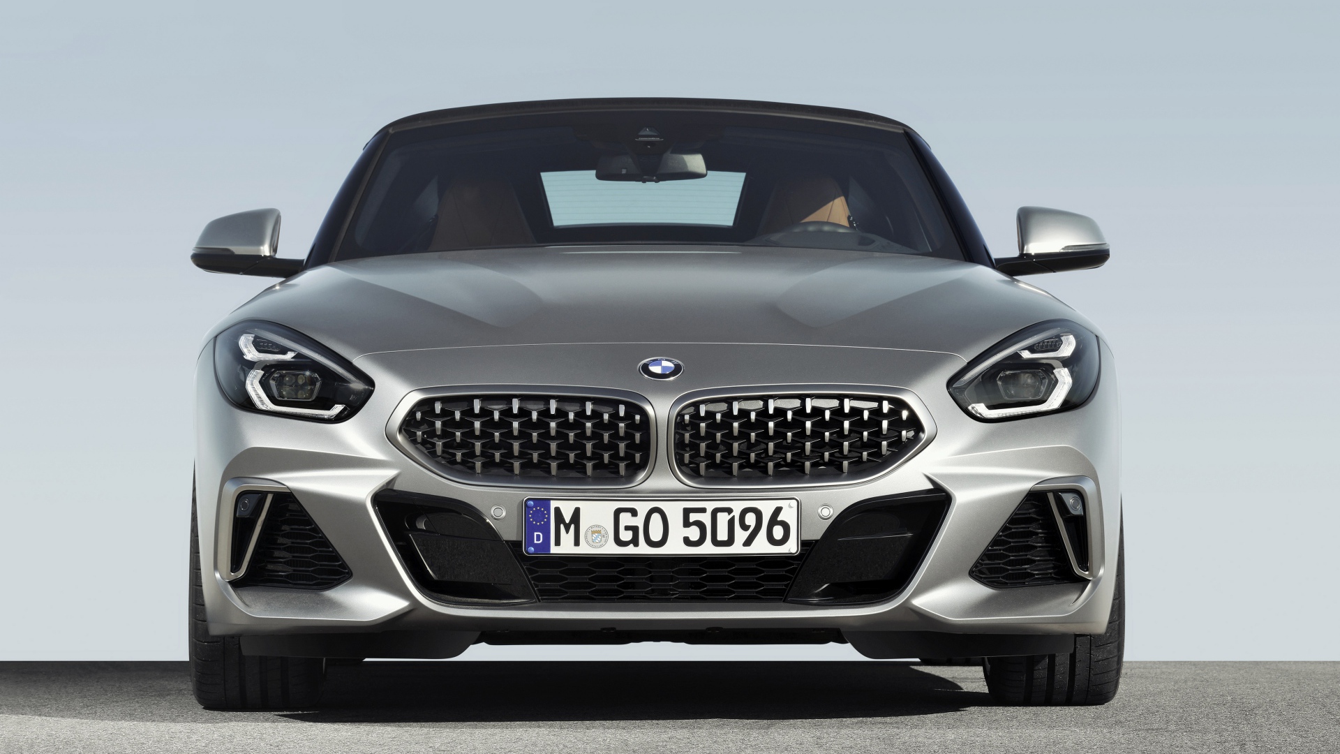 Серебристый автомобиль BMW Z4 вид спереди