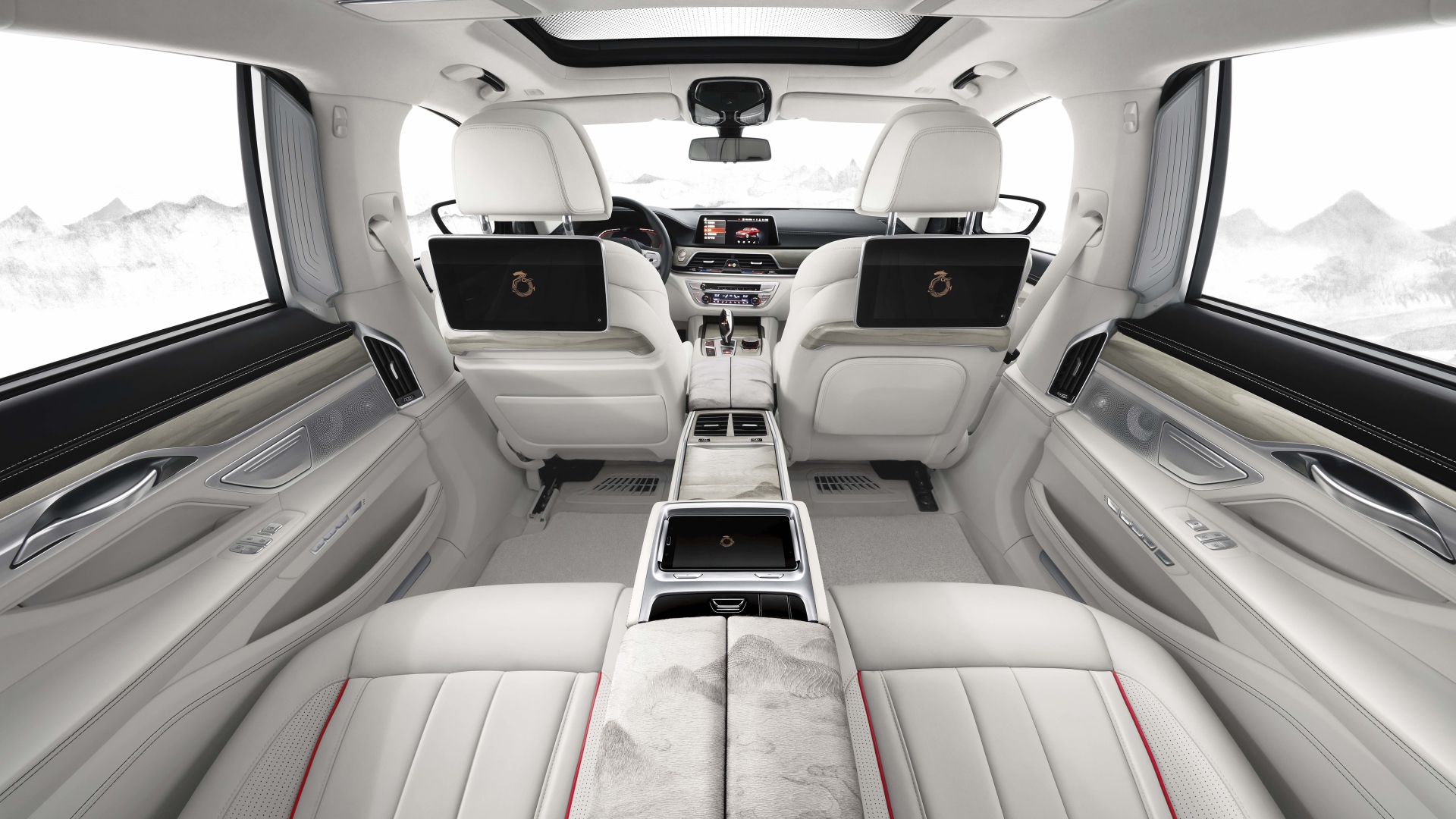 Просторный салон автомобиля BMW 7,  2019 года