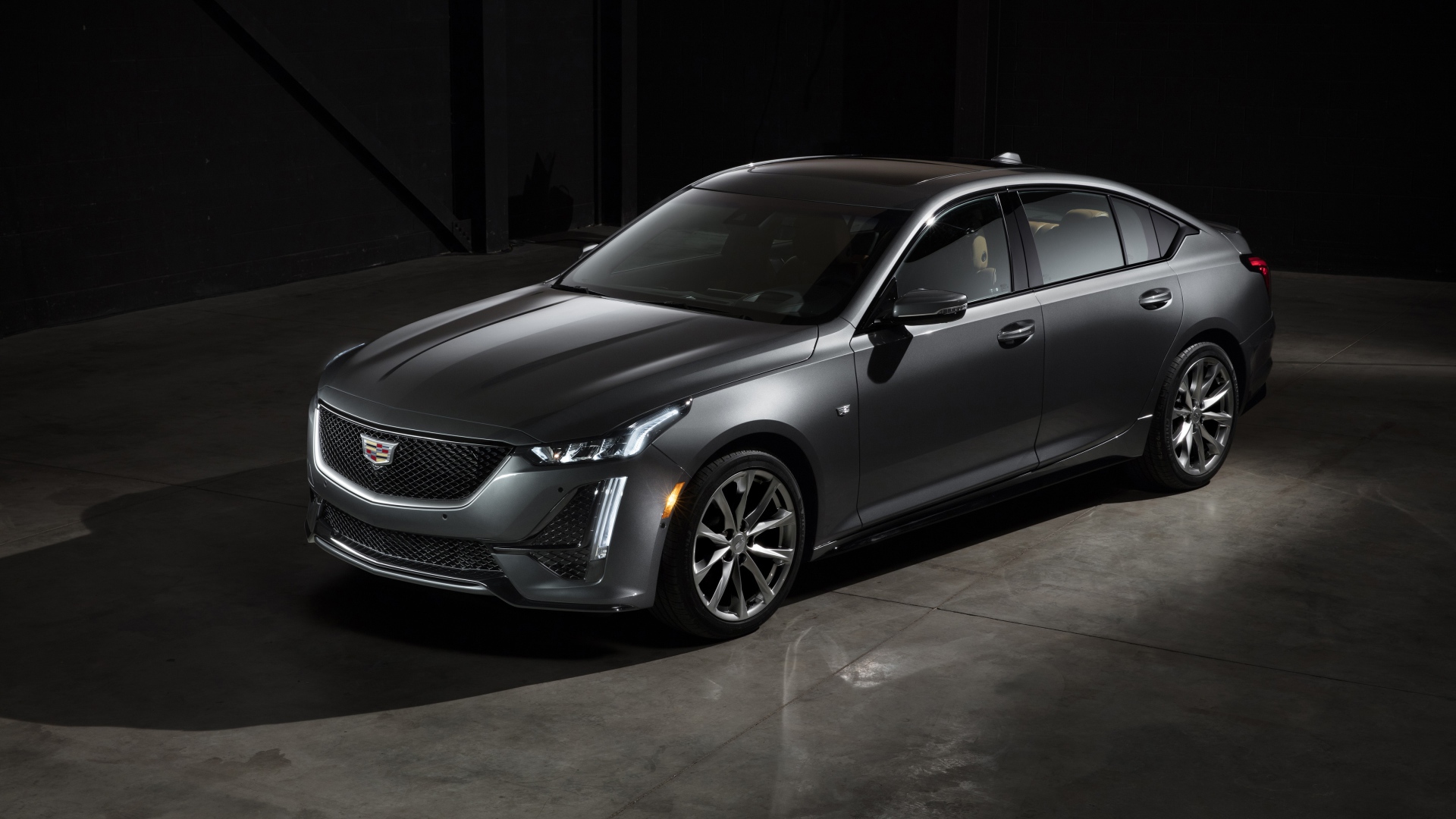 Серебристый автомобиль  Cadillac CT5 Sport, 2020 года 