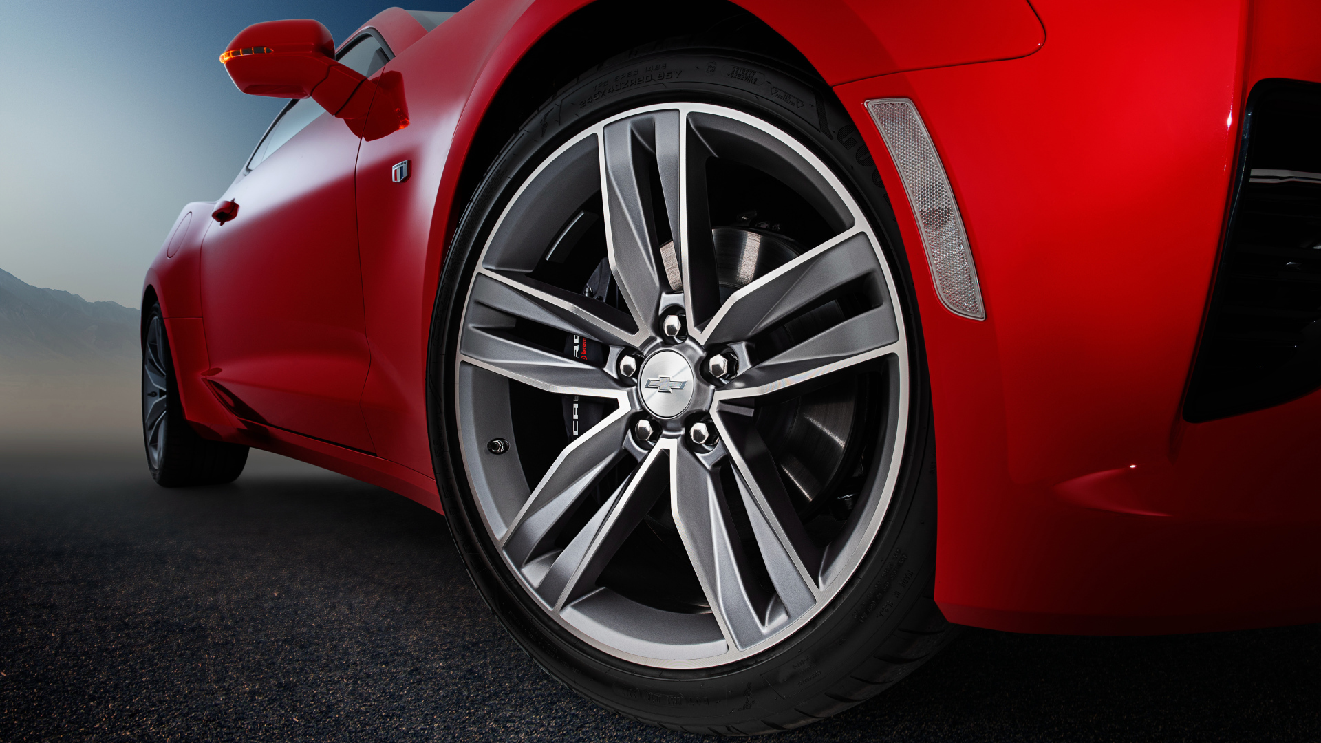 Заднее колесо  автомобиля Chevrolet Camaro SS 2018