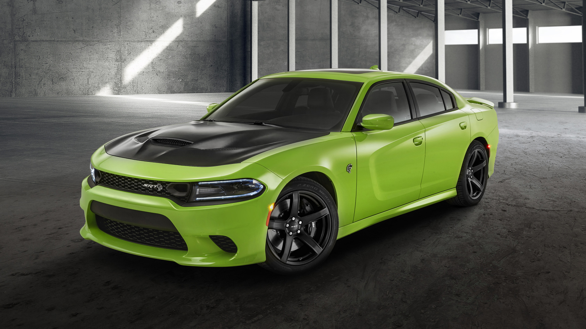 Автомобиль Dodge Charger SRT, 2019 года в гараже