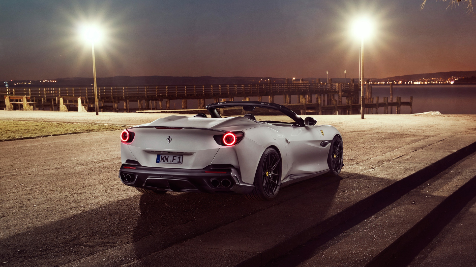 Автомобиль Ferrari Portofino 2019 года вид сзади