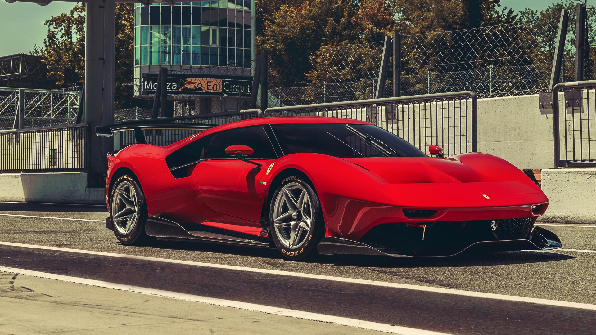 Красный быстрый дорогой автомобиль Ferrari P80C 2019 года