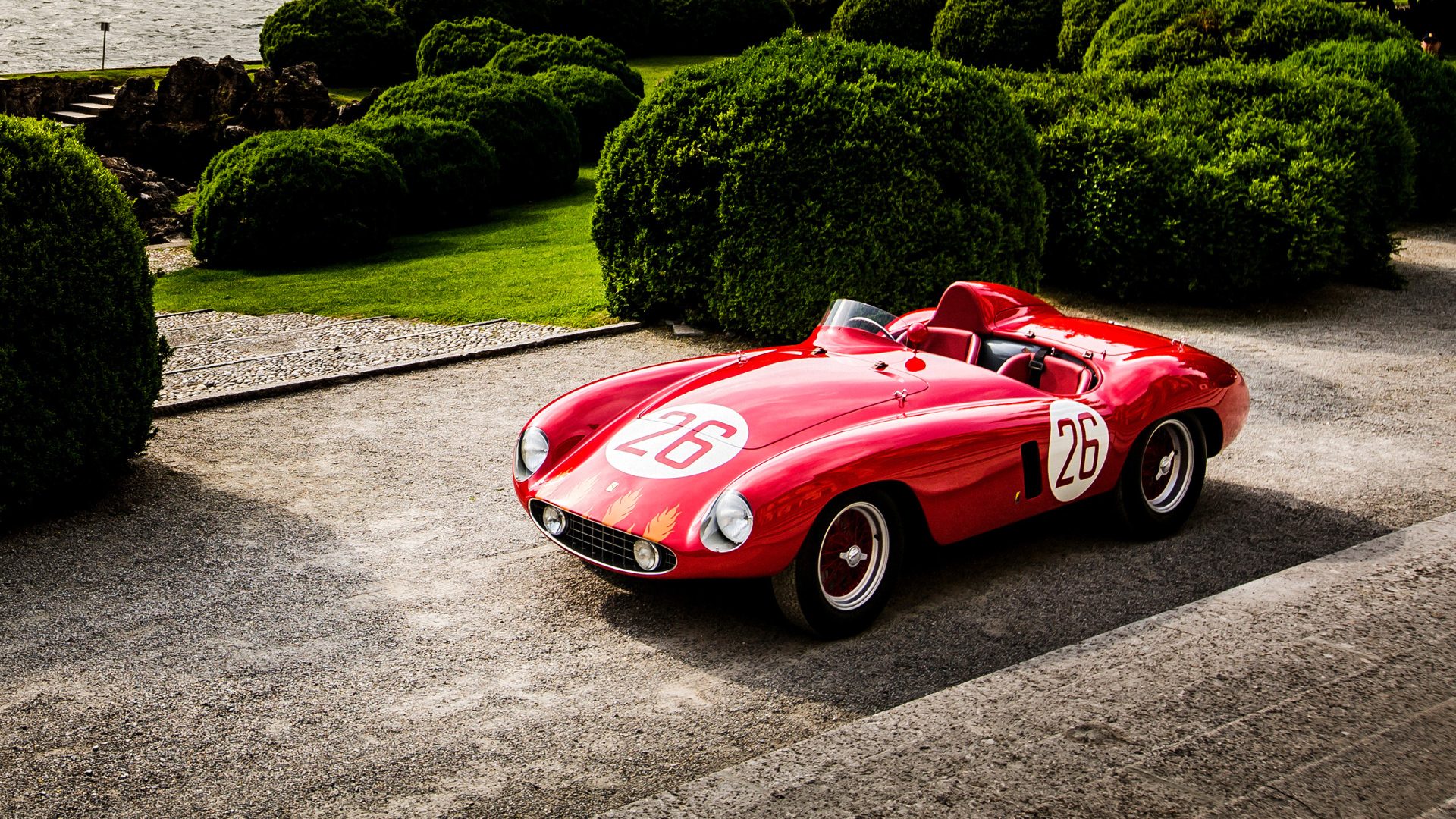Красный спортивный ретро автомобиль Ferrari 500 Mondial Spyder