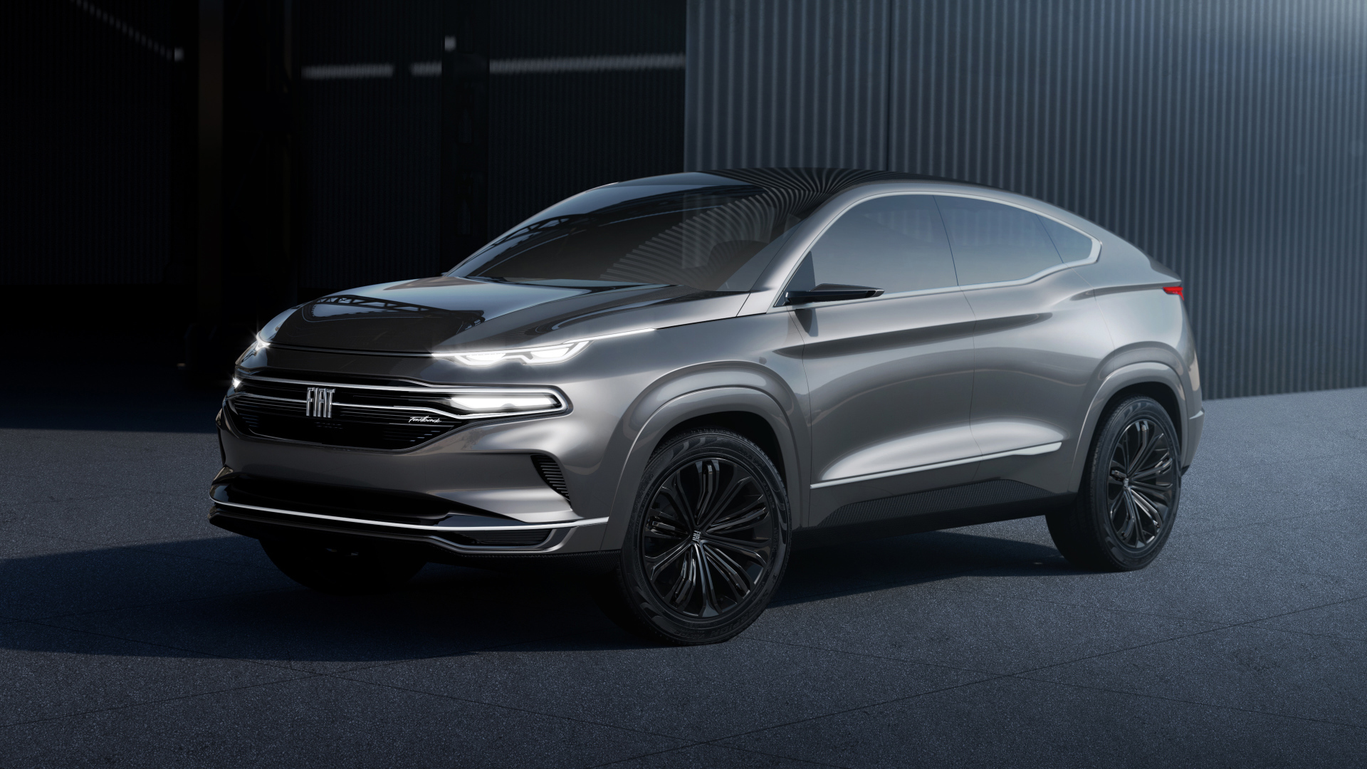 Серебристый внедорожник Fiat Fastback 2019 года у гаража 