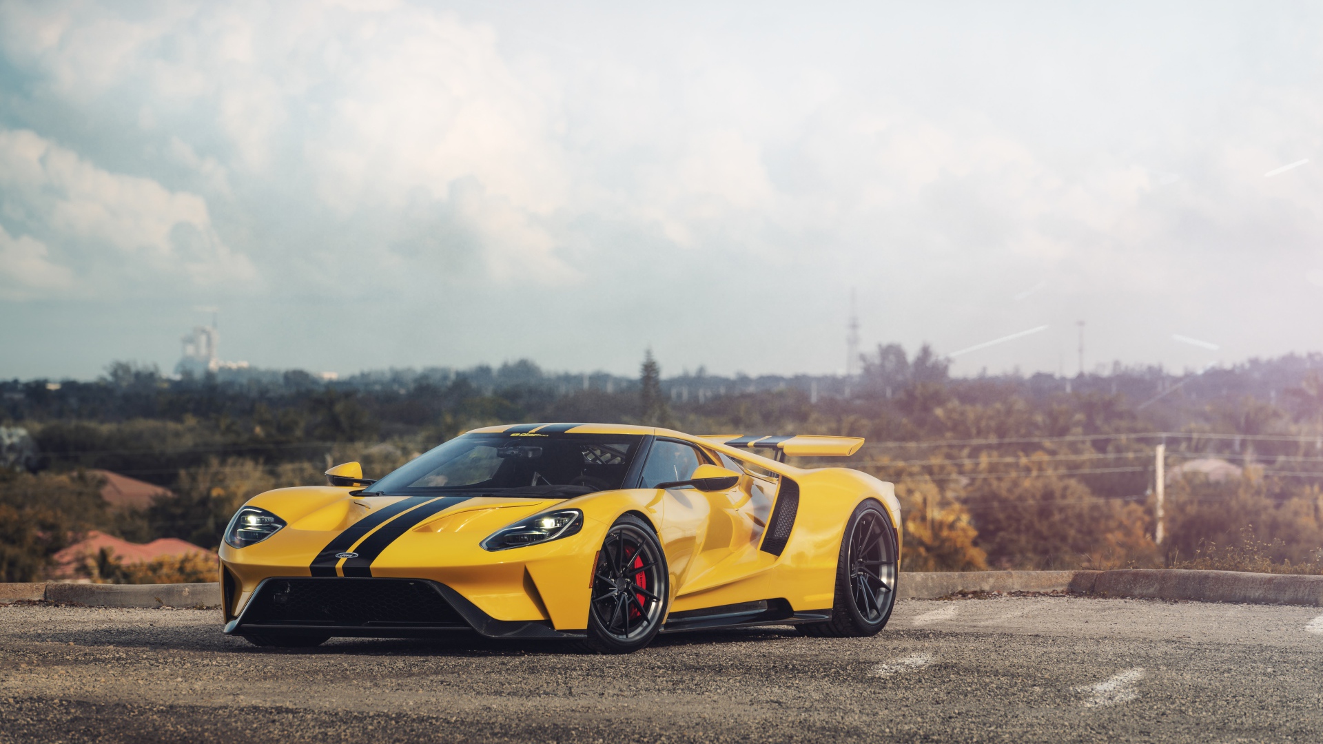 Спортивный желтый автомобиль Ford GT