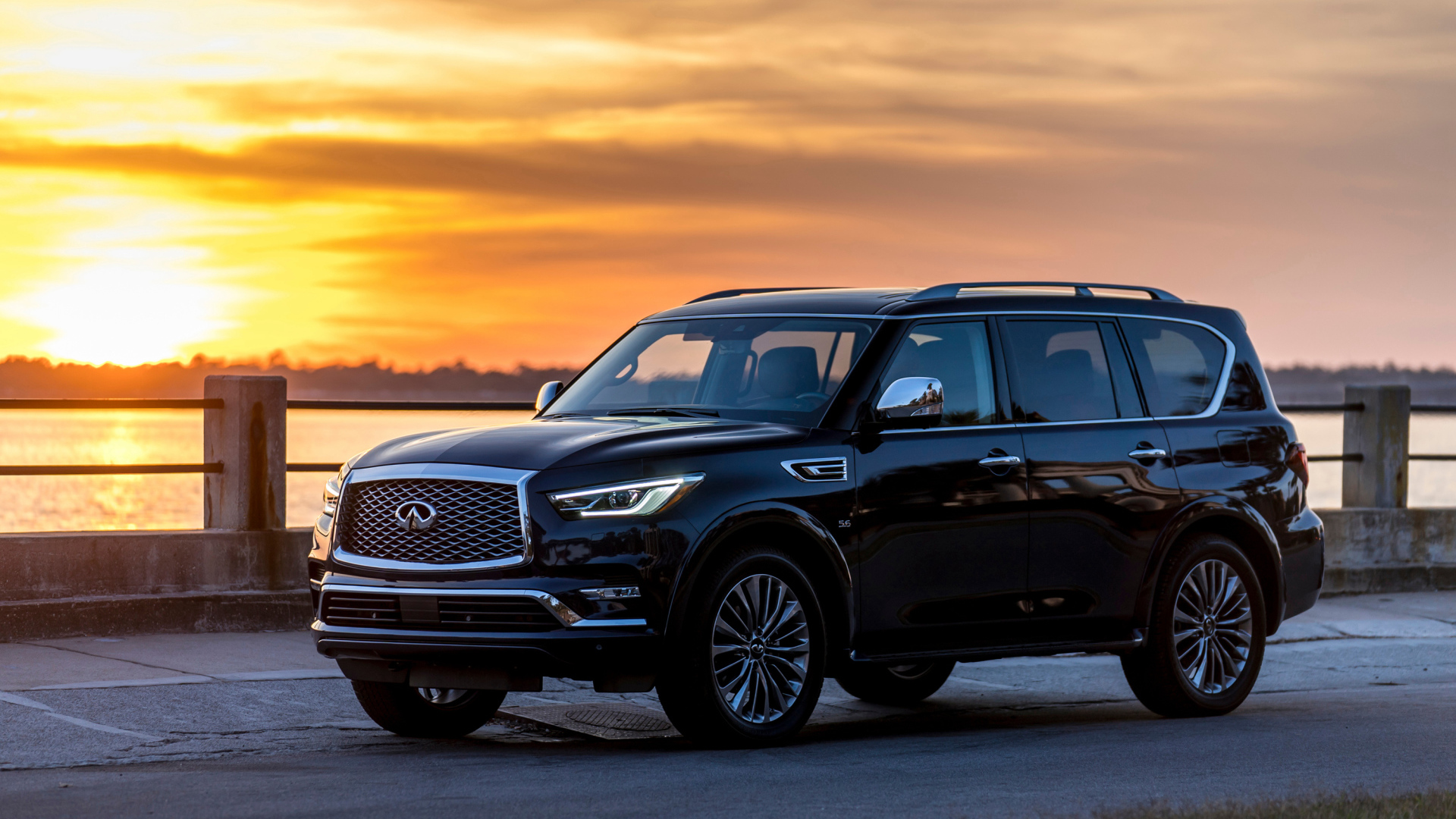 Черный внедорожник Infiniti QX80  на фоне заката 
