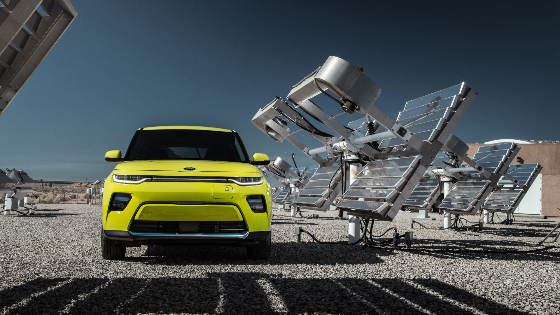 Автомобиль Kia Soul EV, 2020 года у солнечных батарей