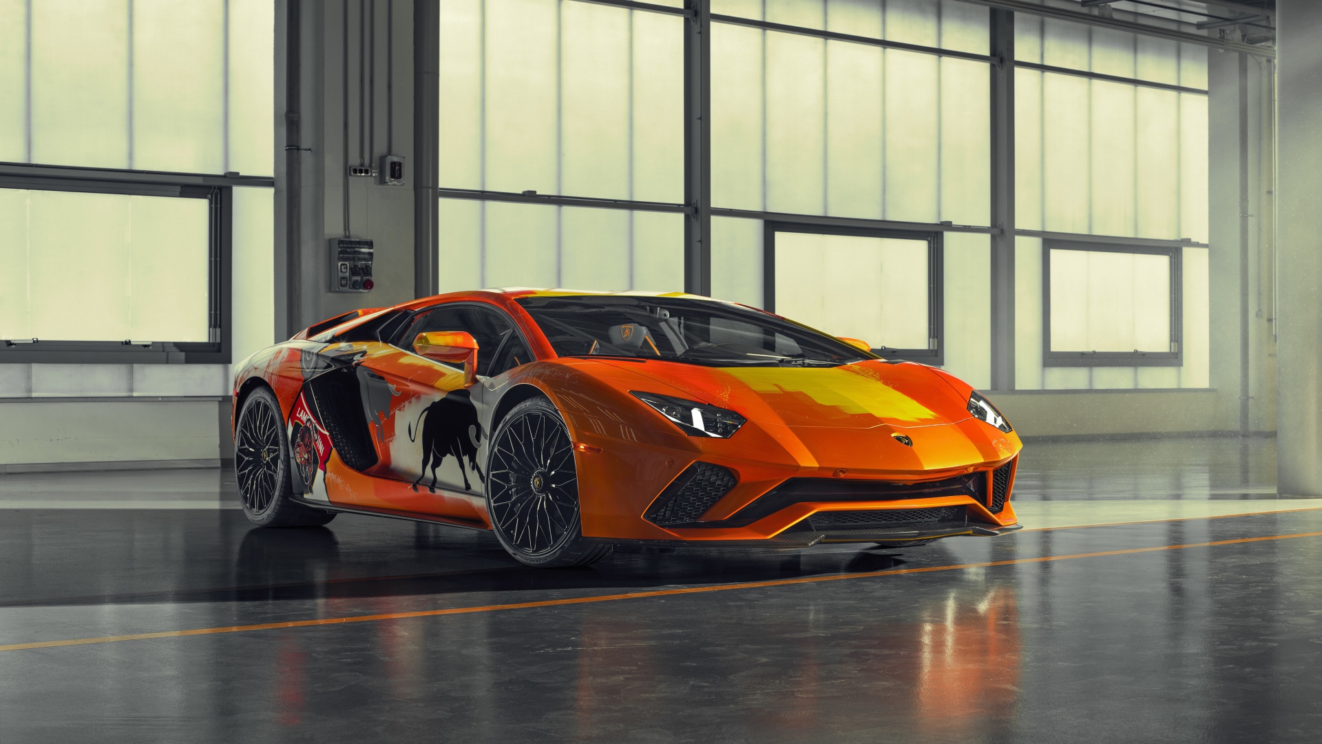 Автомобиль Lamborghini Aventador S, 2019 года в ангаре