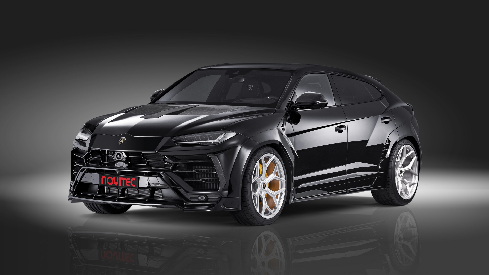 Черный  Lamborghini Urus Esteso 2019 года на сером фоне