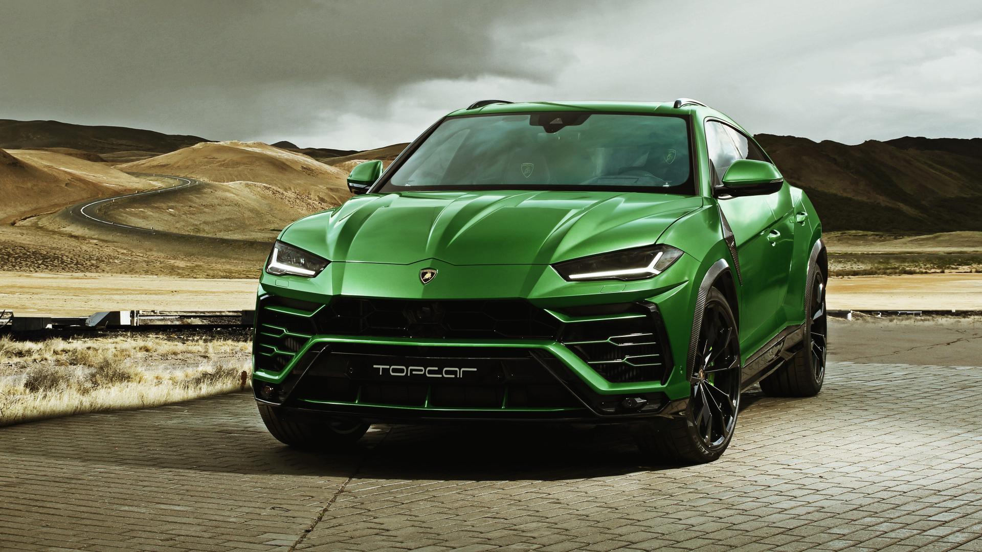 Зеленый внедорожник Lamborghini Urus, 2018 года