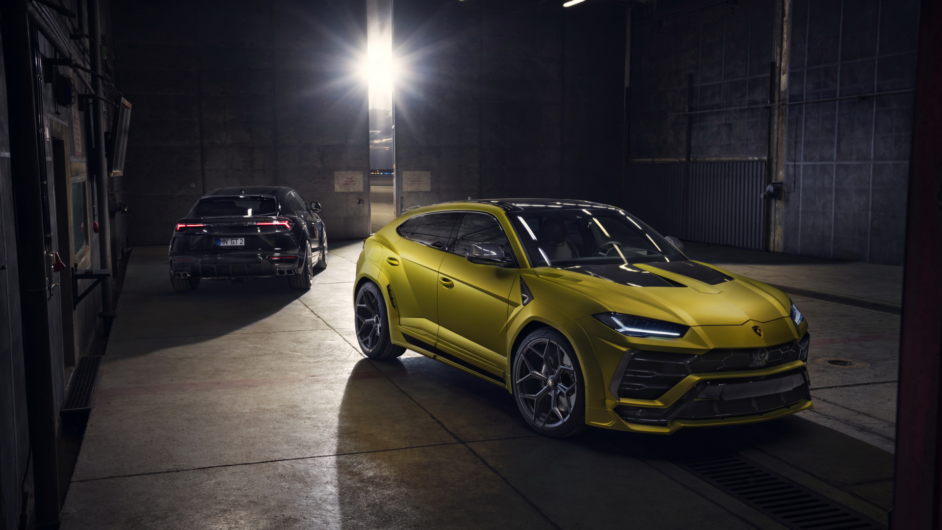 Два автомобиля Novitec Lamborghini Urus Esteso 2019 года в гараже