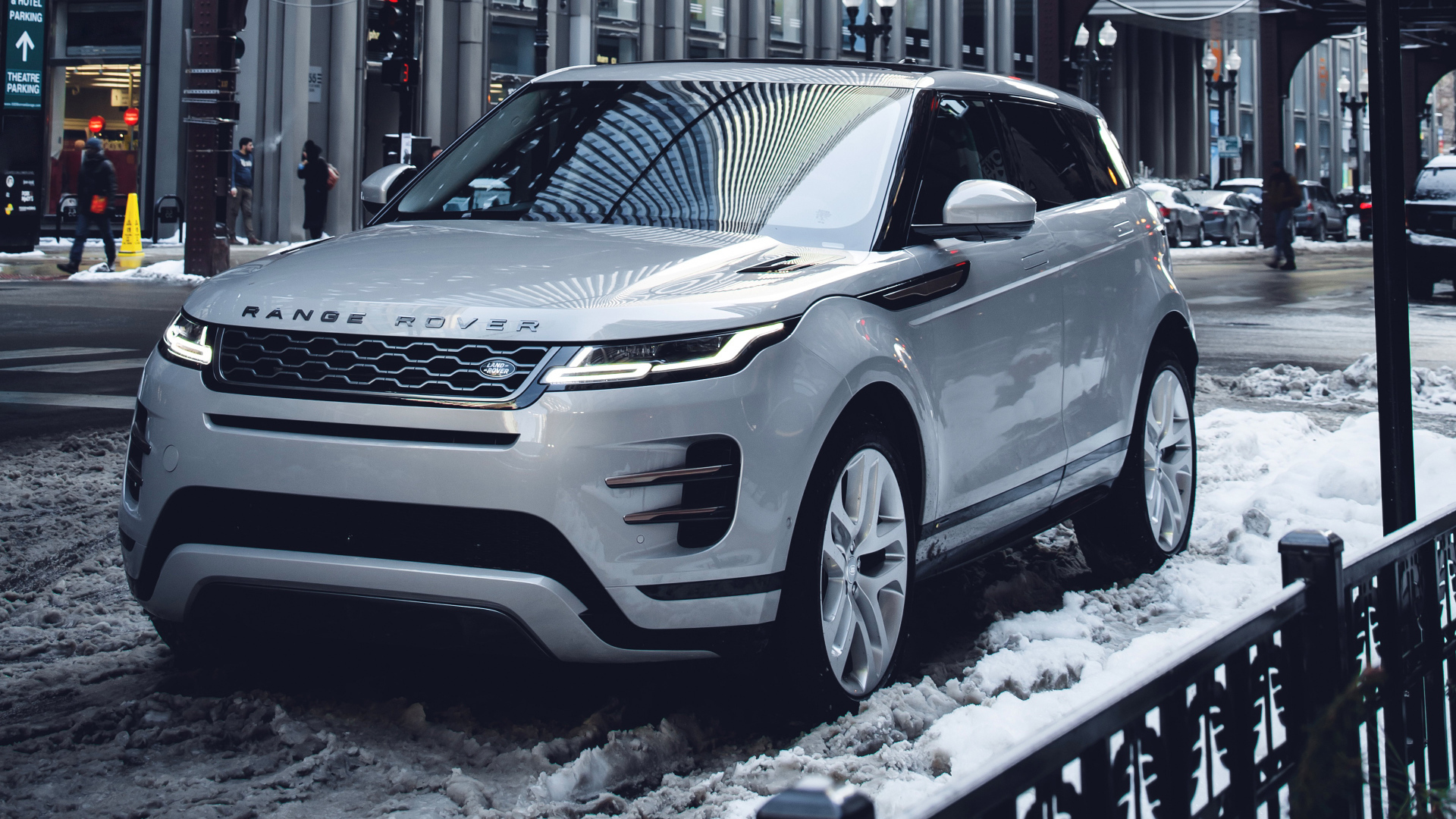 Внедорожник Range Rover Evoque P300 S R-Dynamic 2019 года на снегу в городе