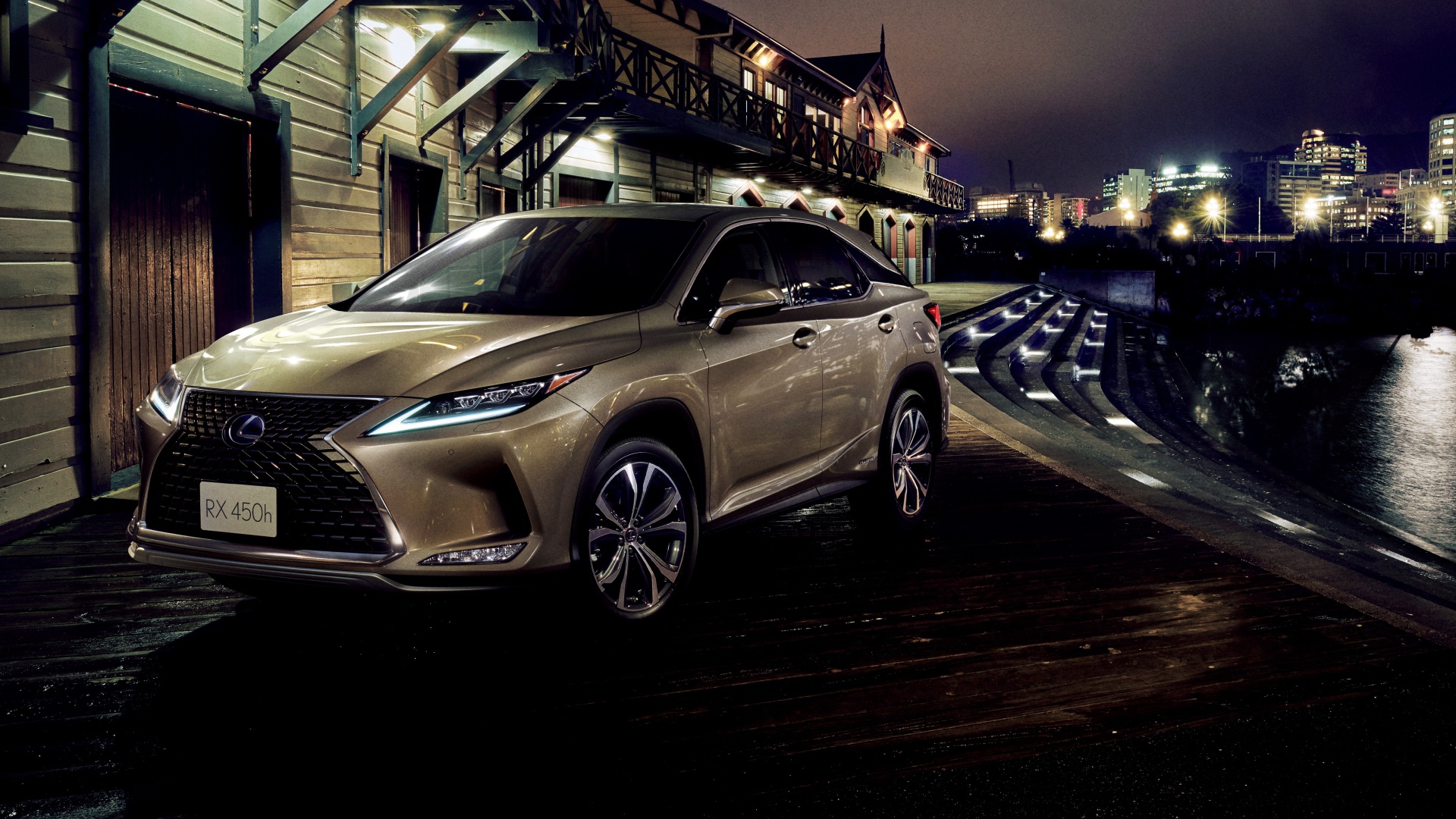 Автомобиль Lexus RX 450h 2019 года у воды