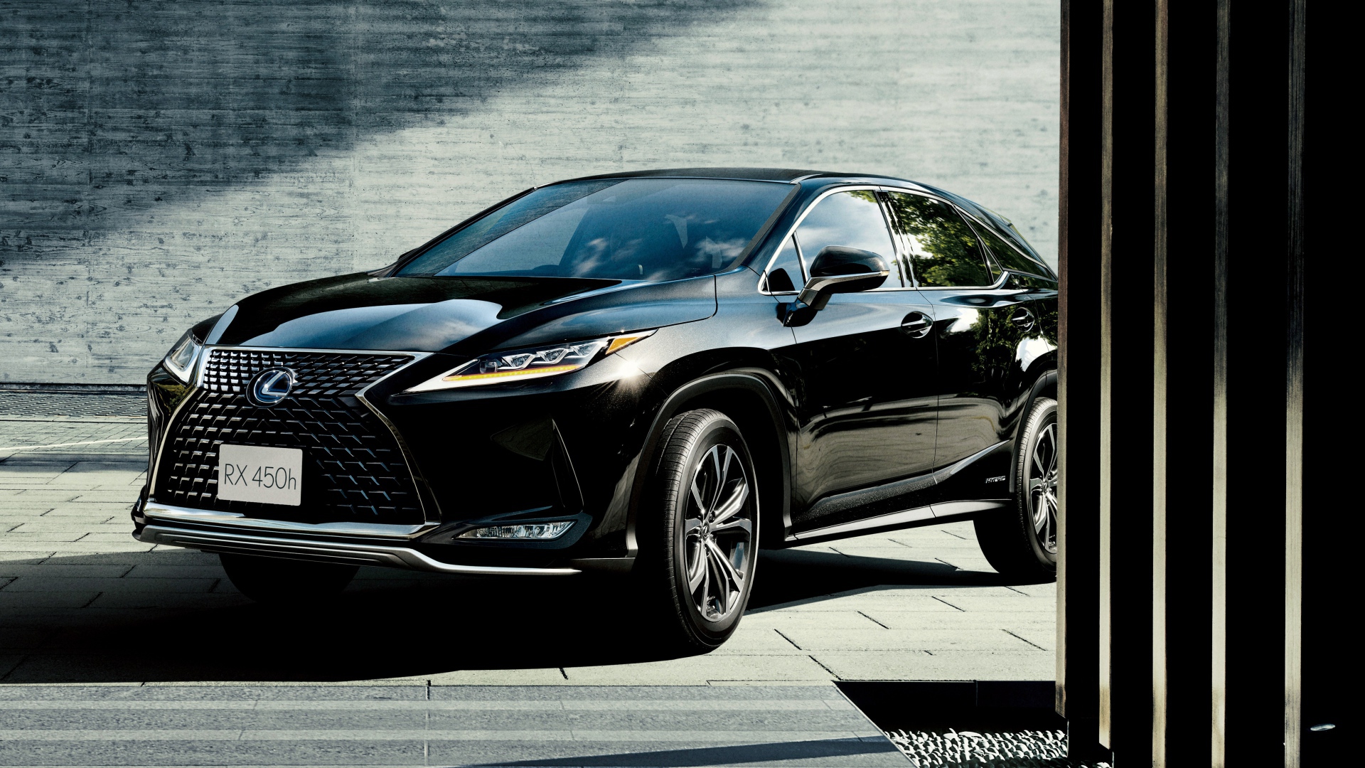Черный автомобиль Lexus RX 450h 2019 года в гараже