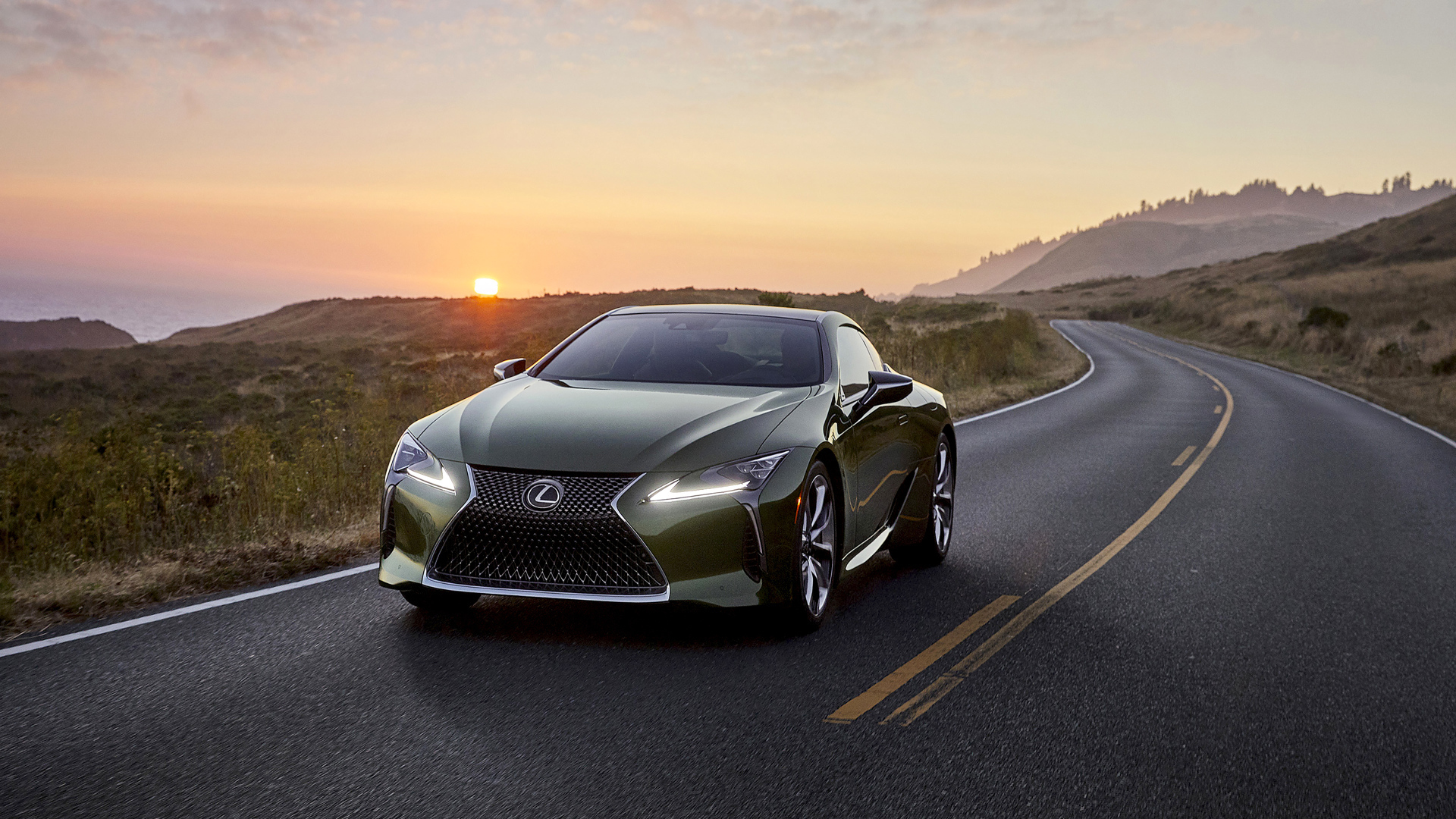 Автомобиль Lexus LC 500 Inspiration Series, 2020 года на трассе на закате