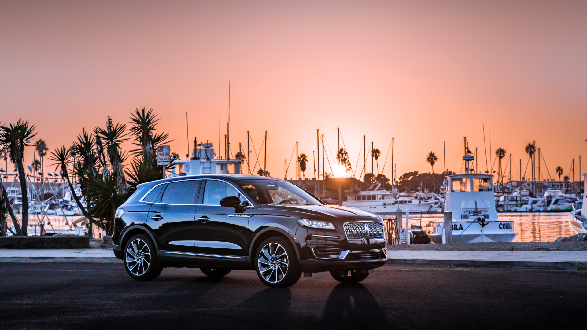 Черный Lincoln Nautilus 2019 года у причала на закате