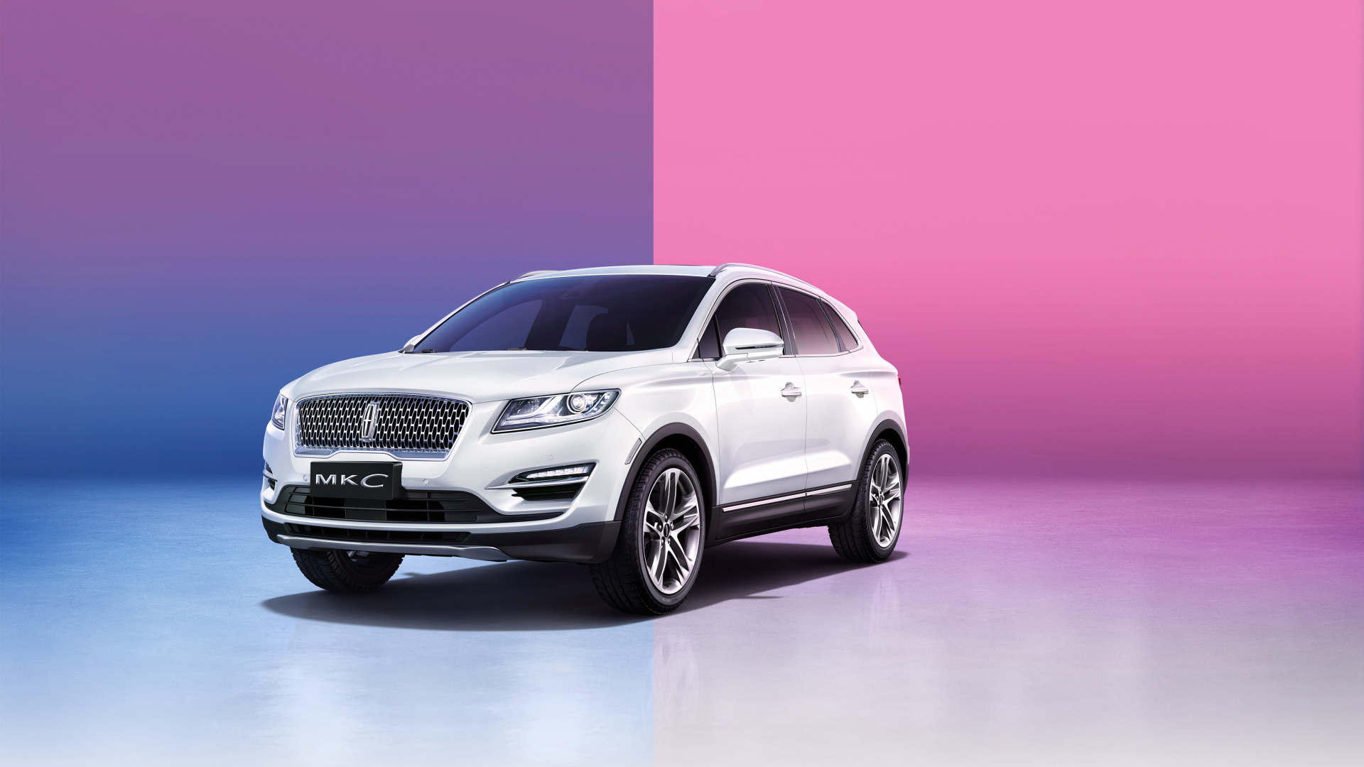 Белый внедорожник Lincoln MKC на розовом фоне