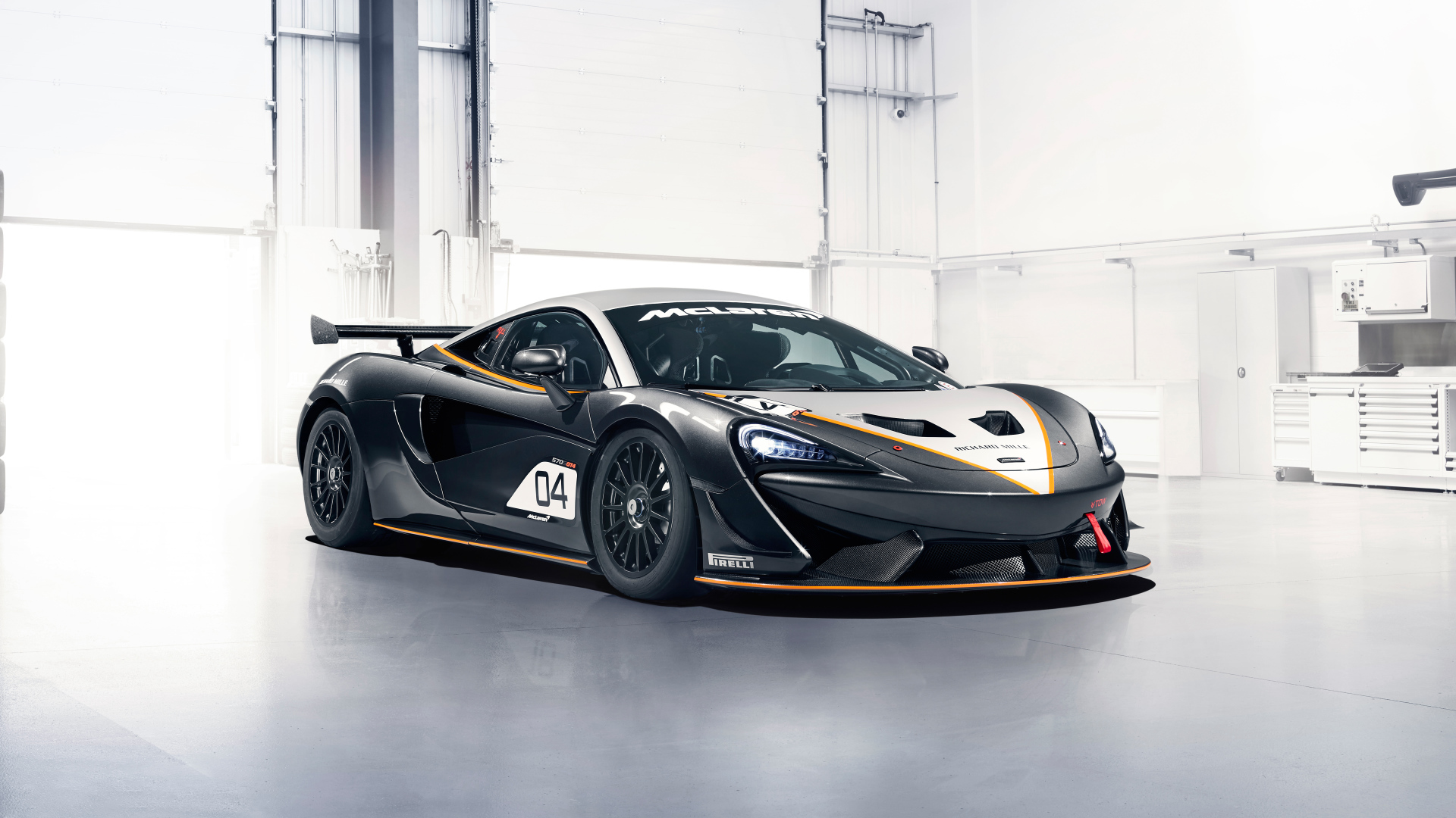 Спортивный автомобиль McLaren 720S GT3 2019 года в гараже