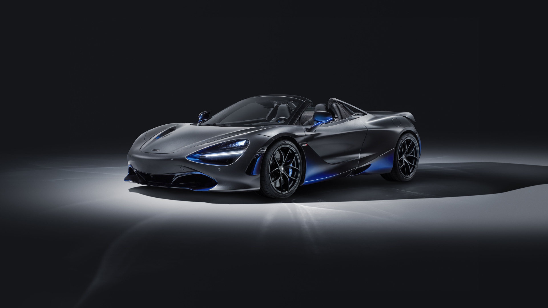 Серебристый автомобиль McLaren 720S Spider, 2019 года 