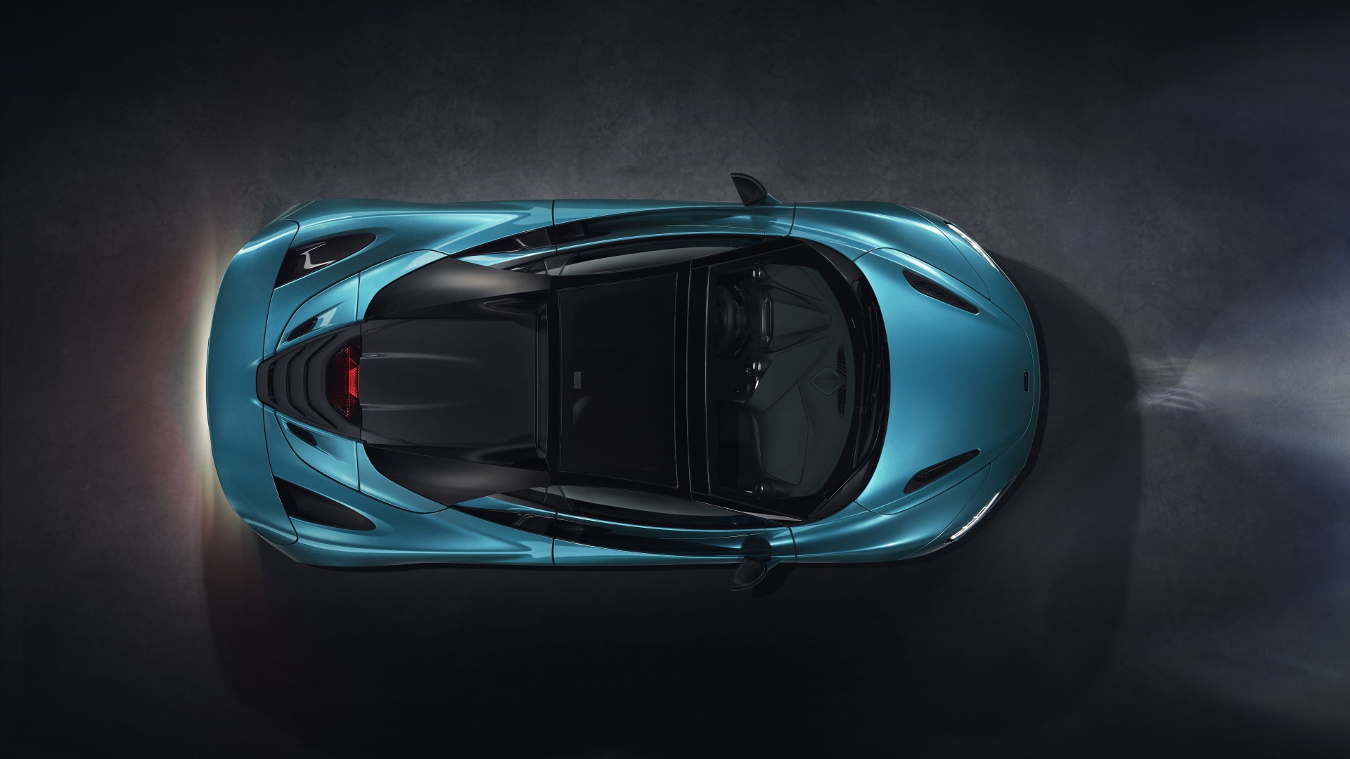 Спортивный голубой автомобиль McLaren 720S Spider, 2019 года вид сверху