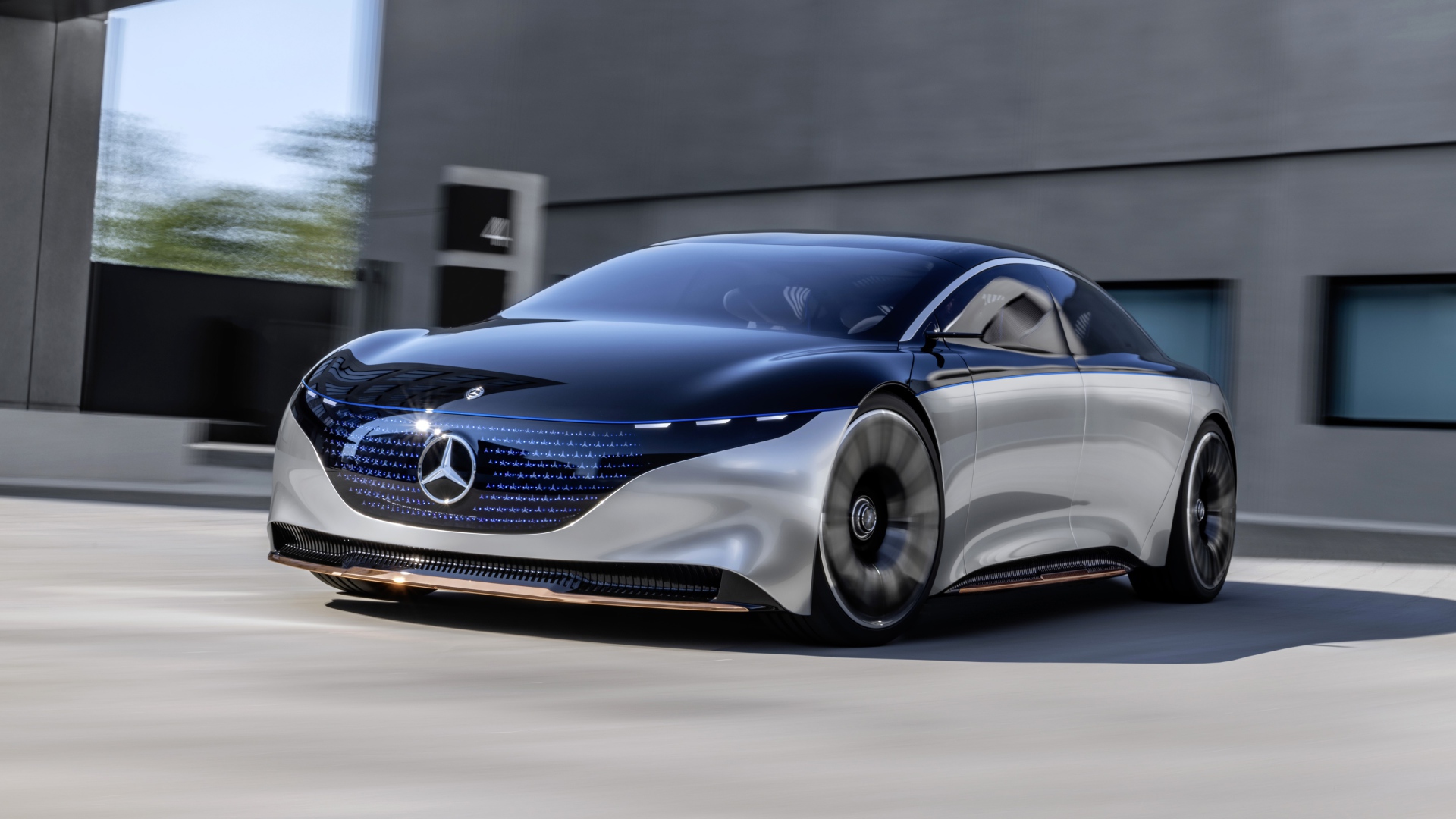 Автомобиль Mercedes-Benz Vision EQS 2019 года у серого здания