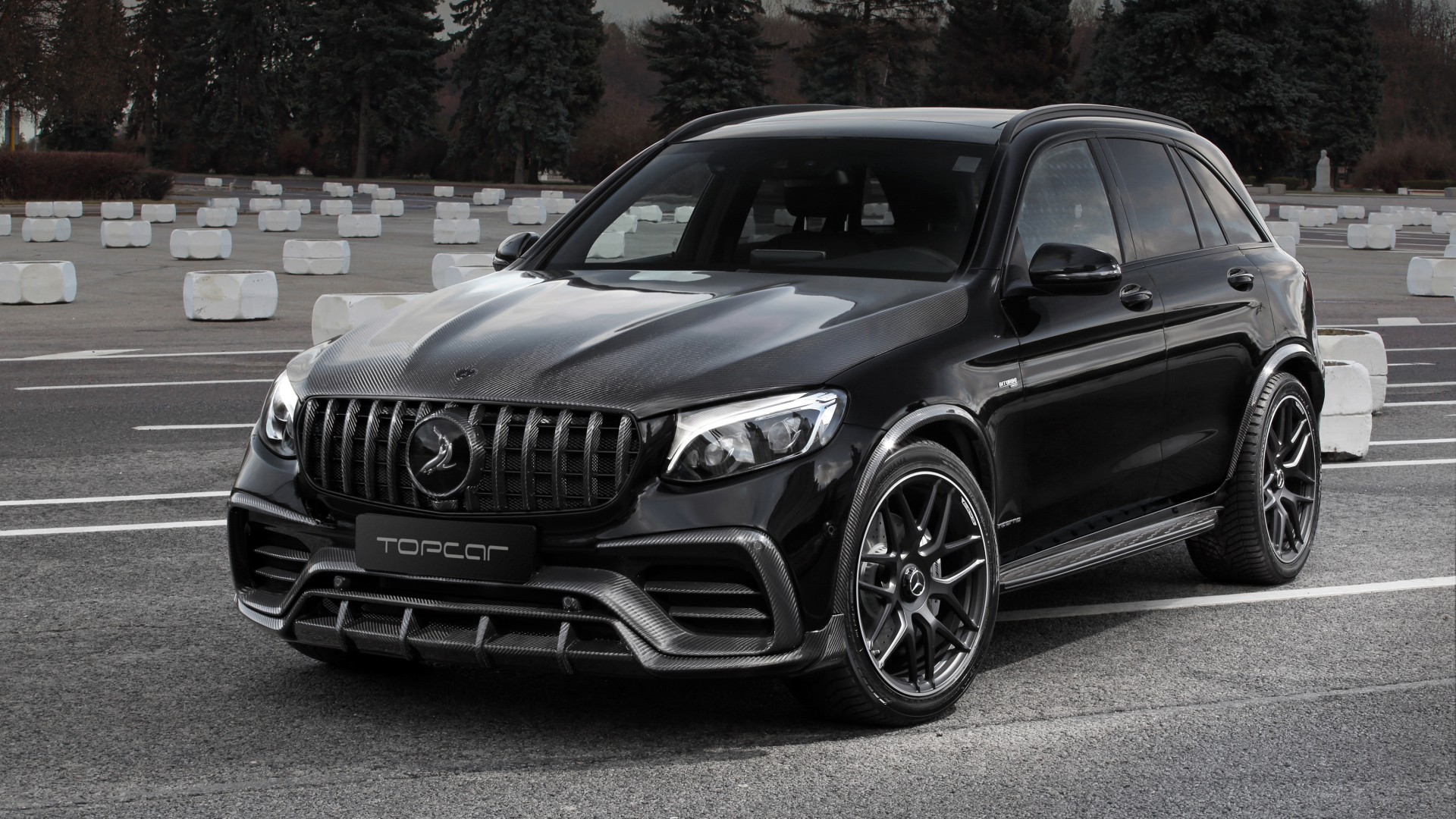 Черный автомобиль Mercedes-AMG GLC-Klasse Inferno 