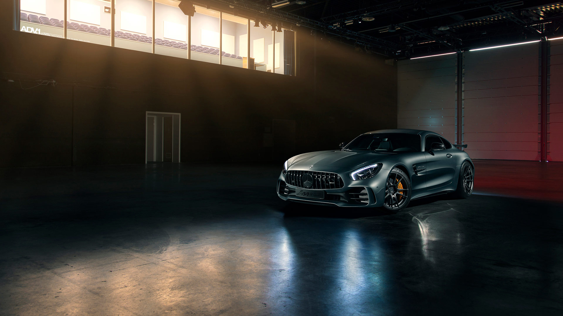 Серебристый автомобиль Mercedes-AMG GT R ADV1 в ангаре 