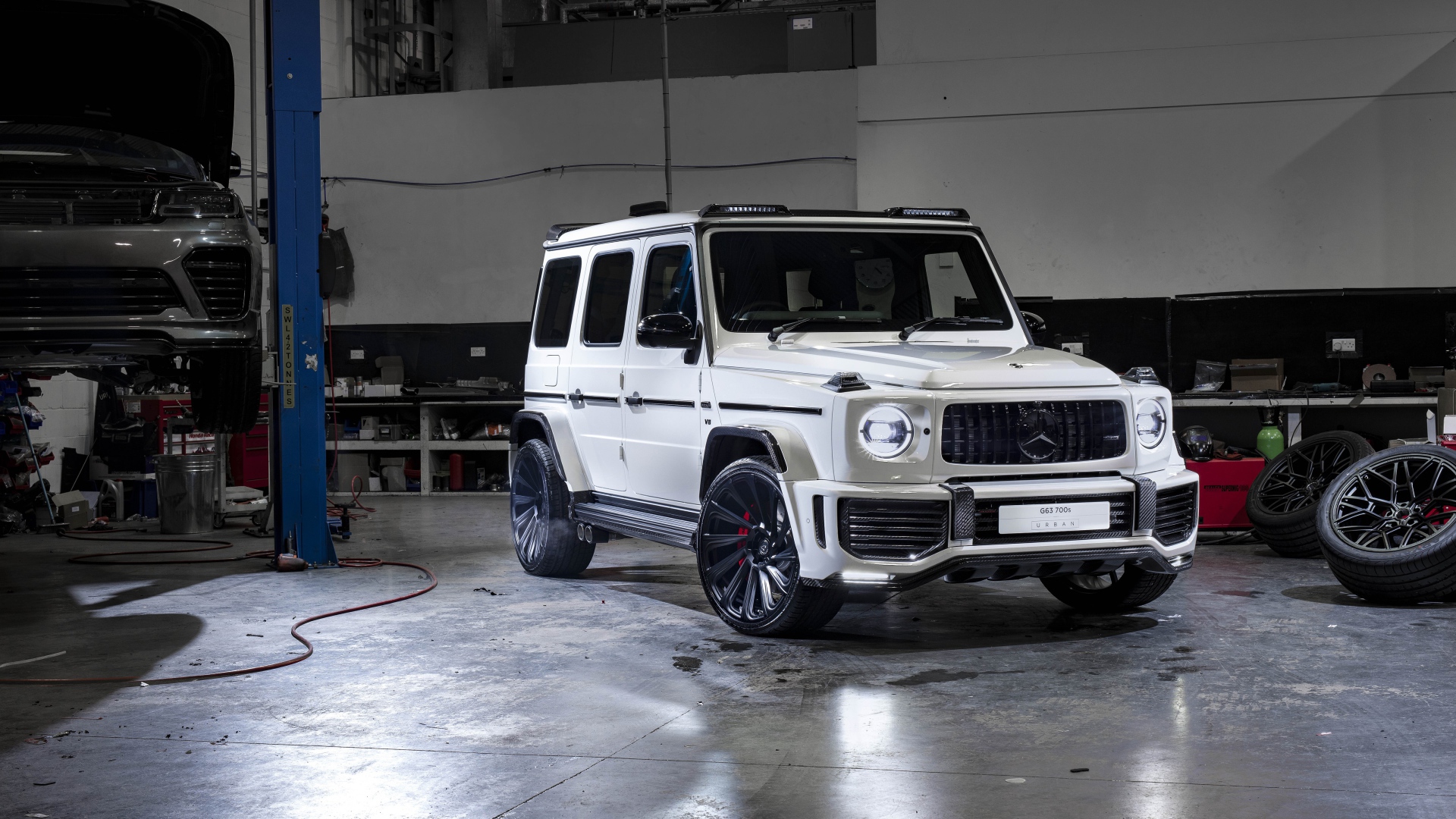 Белый внедорожник Mercedes-AMG G 63,  2019 года в гараже