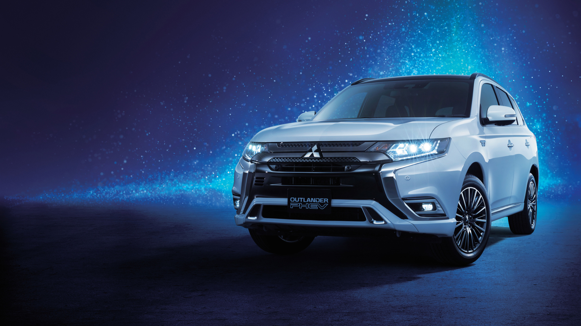 Внедорожник Mitsubishi Outlander  2018 года на неоновом фоне
