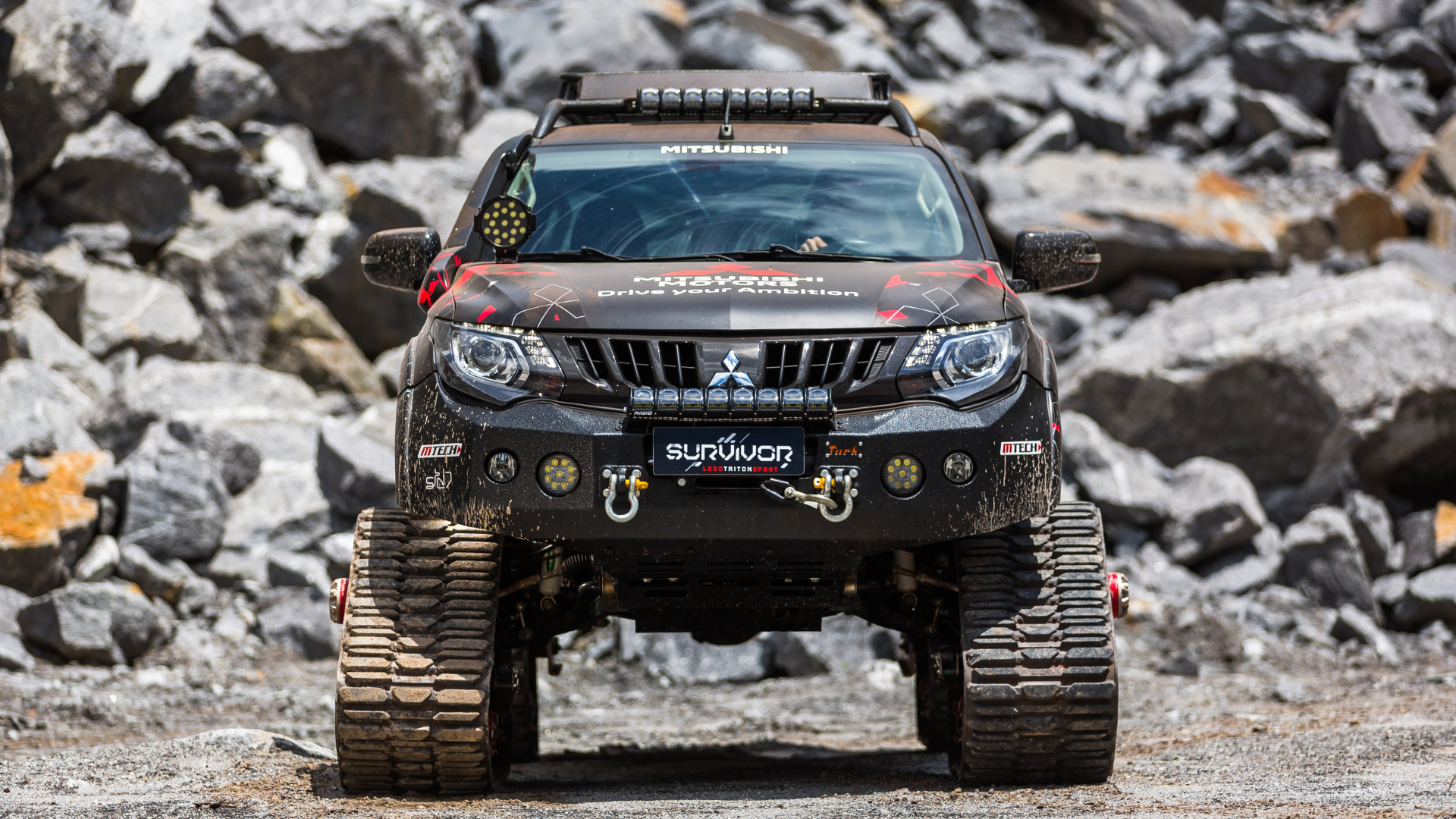 Внедорожник Mitsubishi L200 Triton Survivor 2018 года на фоне гор
