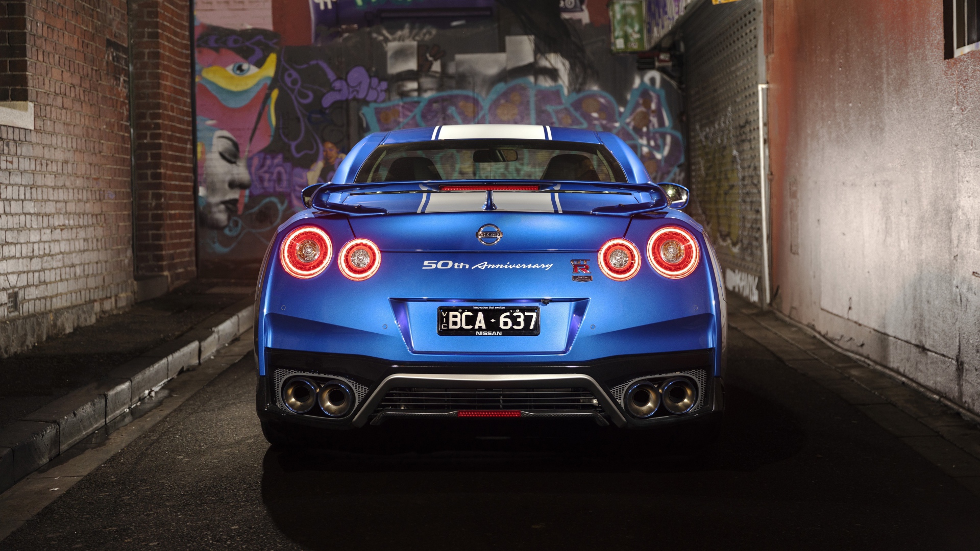 Автомобиль Nissan GT-R 50th Anniversary 2019 года вид сзади